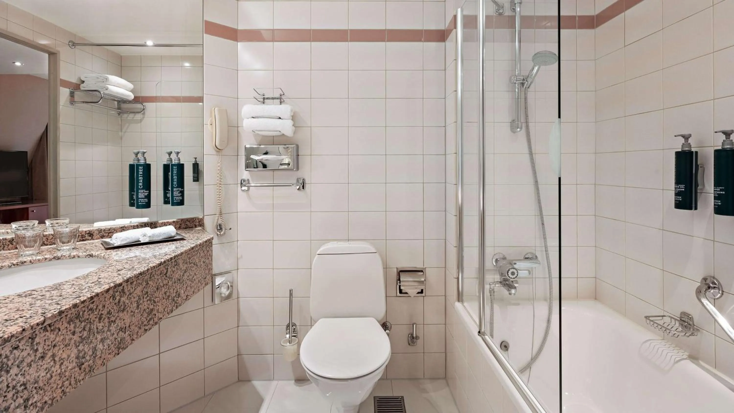 Bathroom in Hilton Dresden an der Frauenkirche