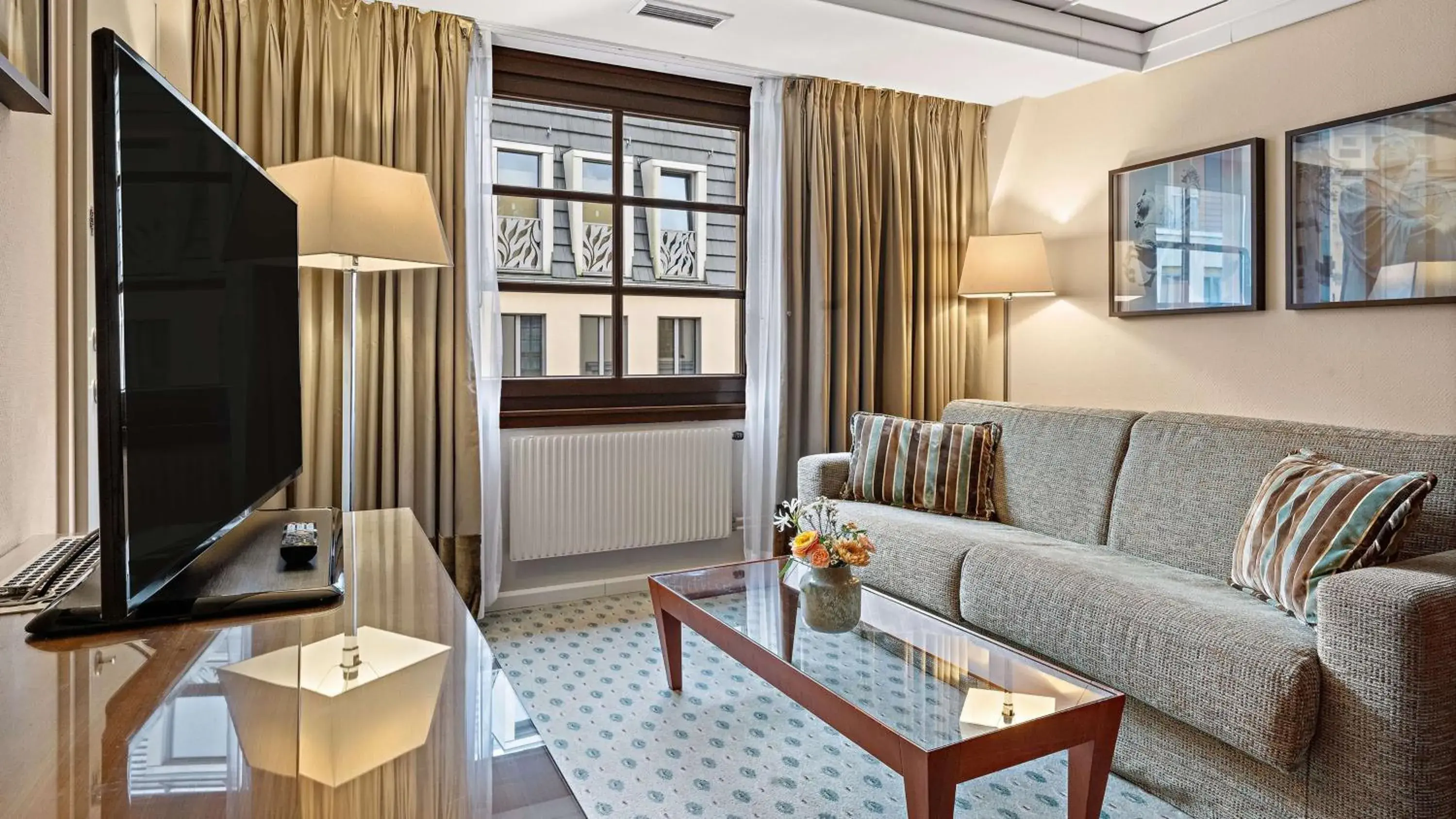 Maisonette – Junior Suite with access to the Executive Lounge in Hilton Dresden an der Frauenkirche Maisonette – Junior Suite with access to the Executive Lounge in Hilton Dresden an der Frauenkirche