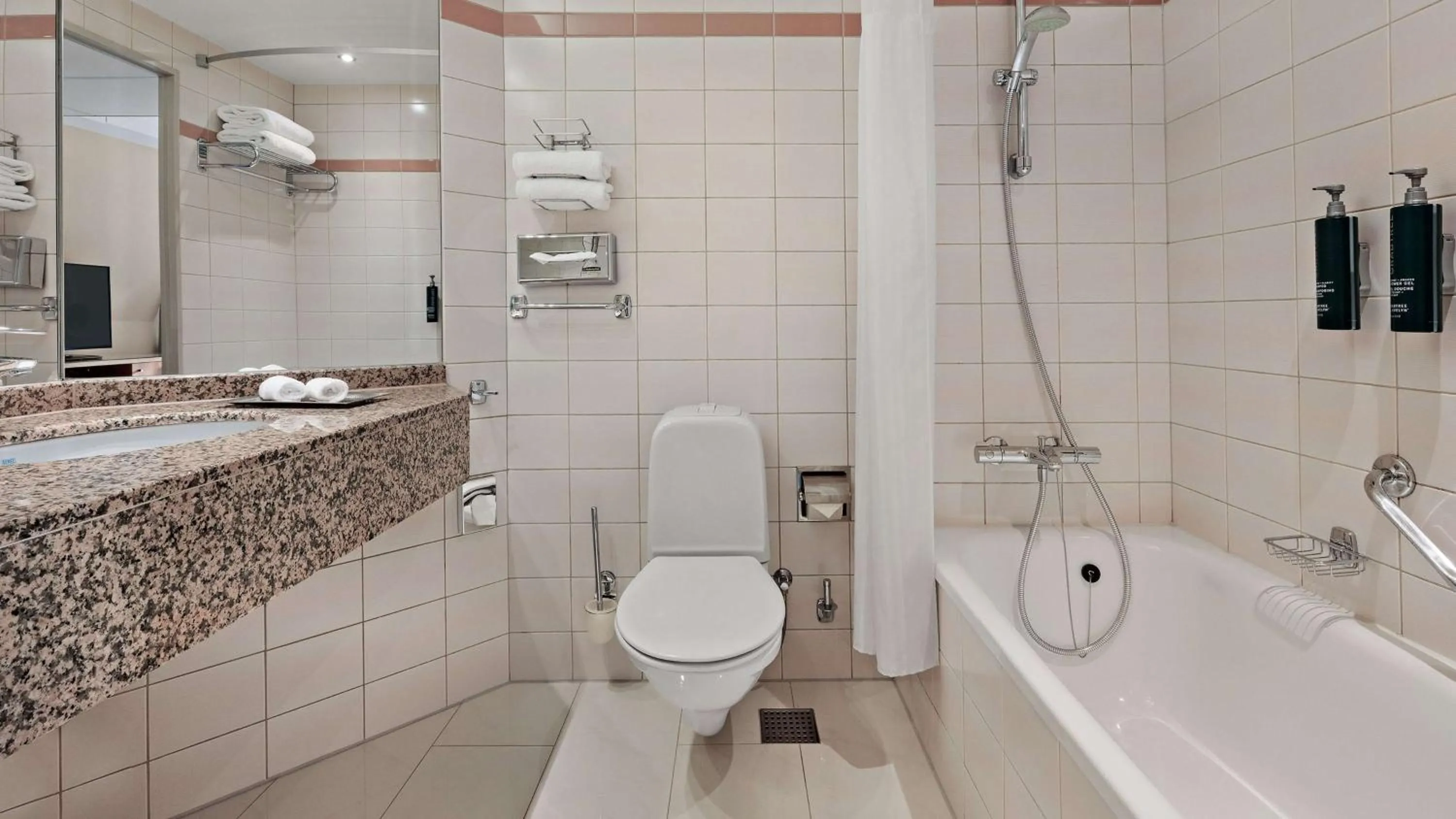 Bathroom in Hilton Dresden an der Frauenkirche