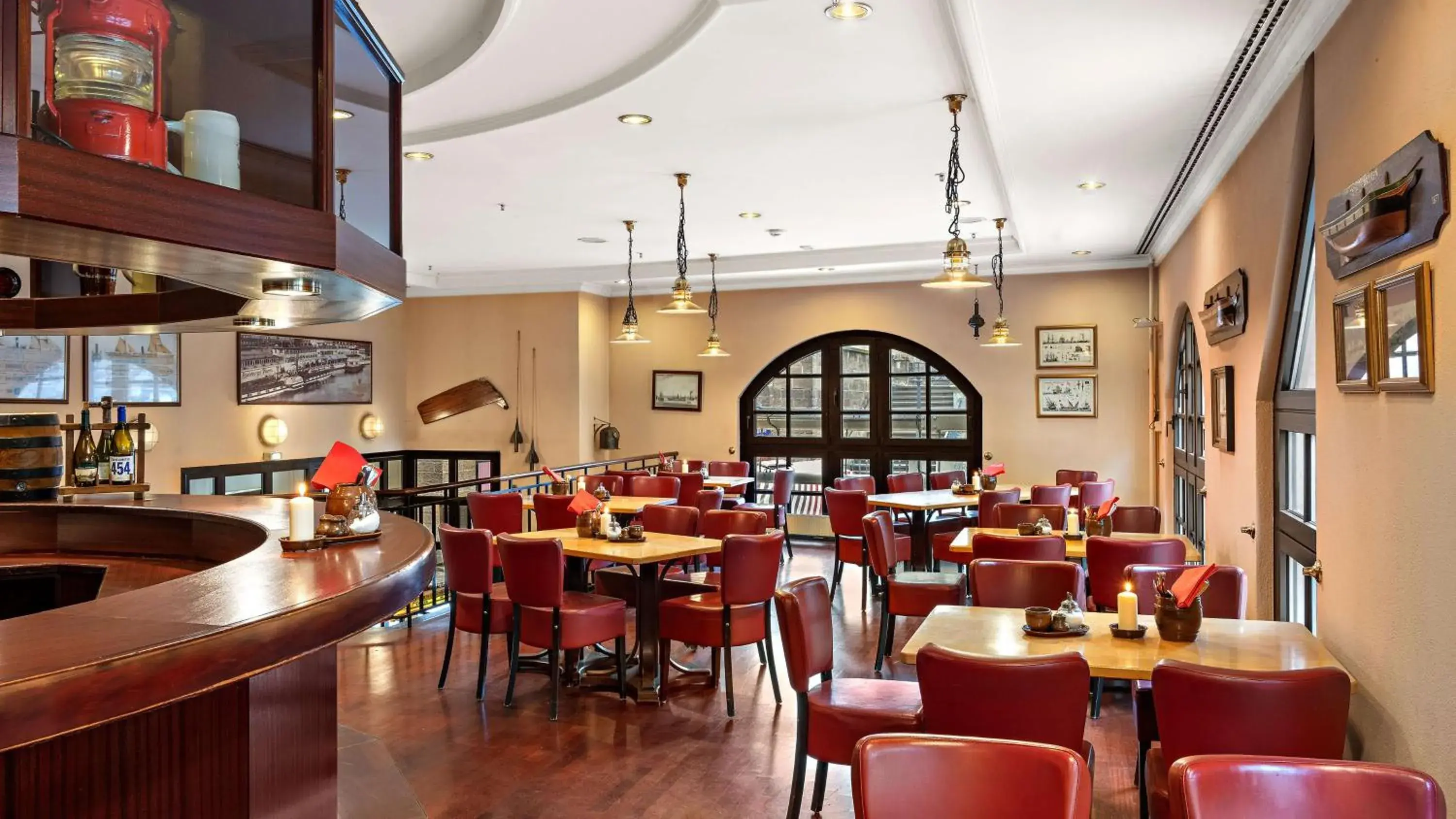 Lounge or bar in Hilton Dresden an der Frauenkirche Lounge or bar in Hilton Dresden an der Frauenkirche