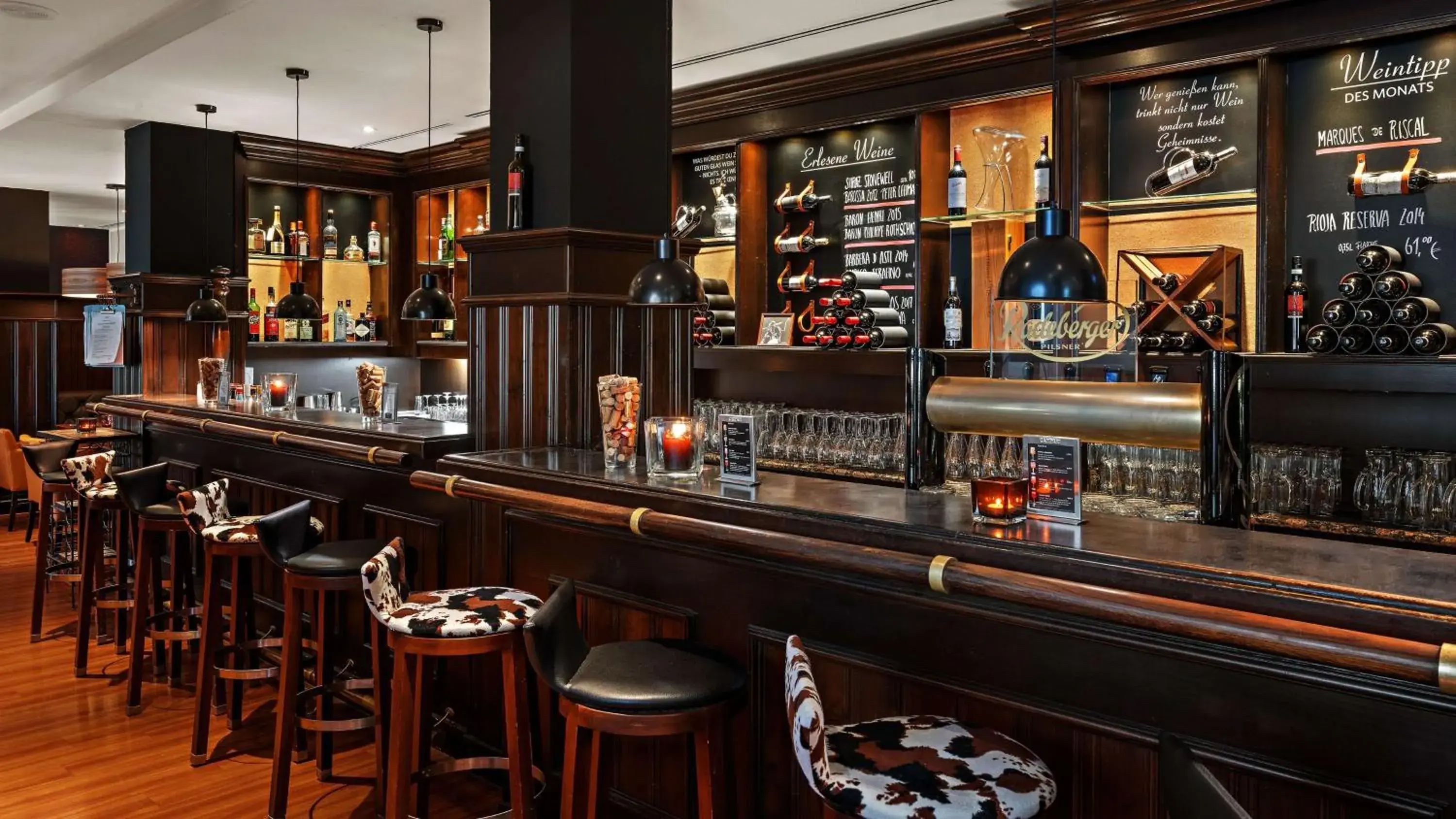 Lounge or bar in Hilton Dresden an der Frauenkirche Lounge or bar in Hilton Dresden an der Frauenkirche