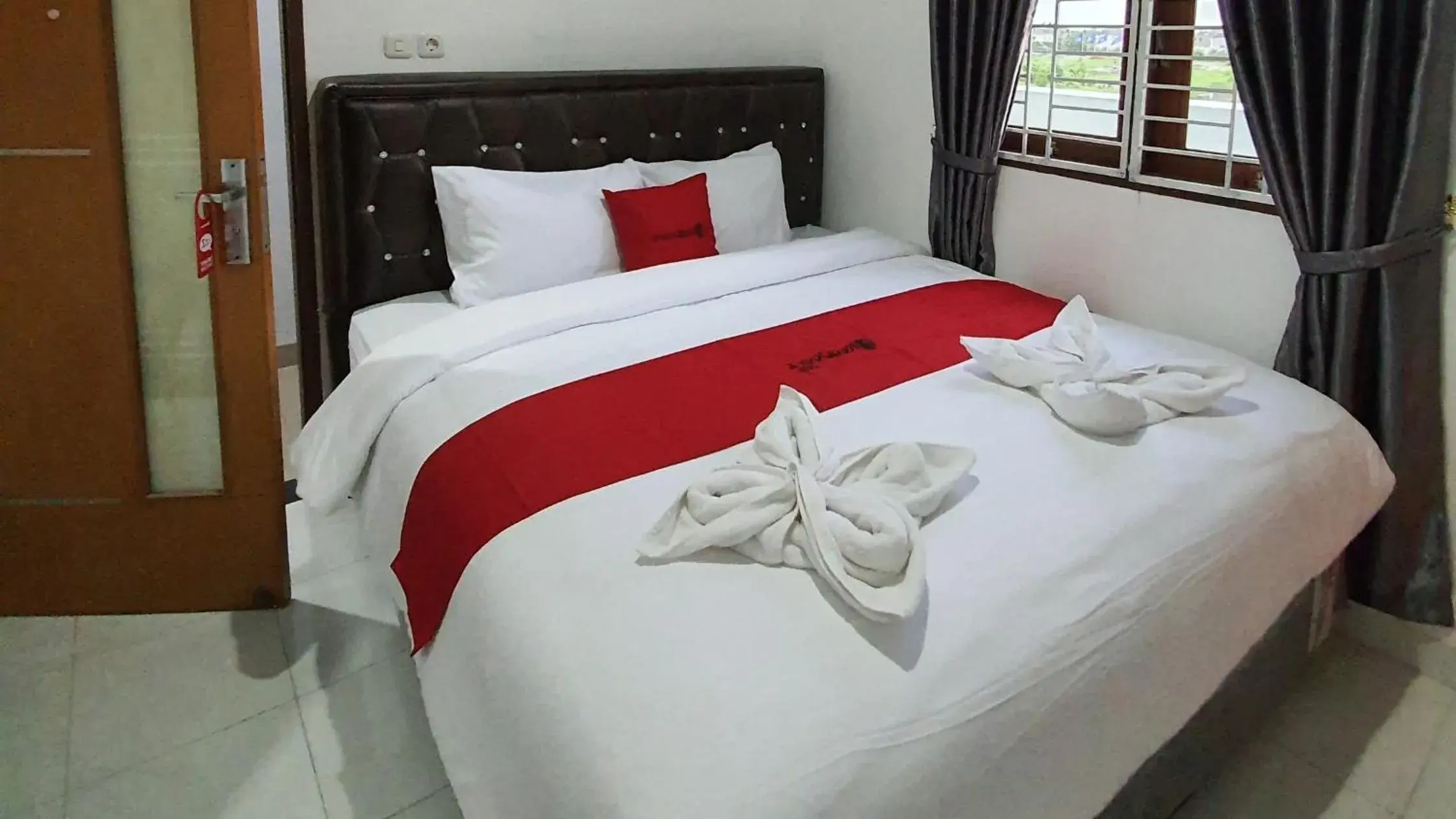 Double Room in RedDoorz near CitraLand Gama City Medan Double Room in RedDoorz near CitraLand Gama City Medan