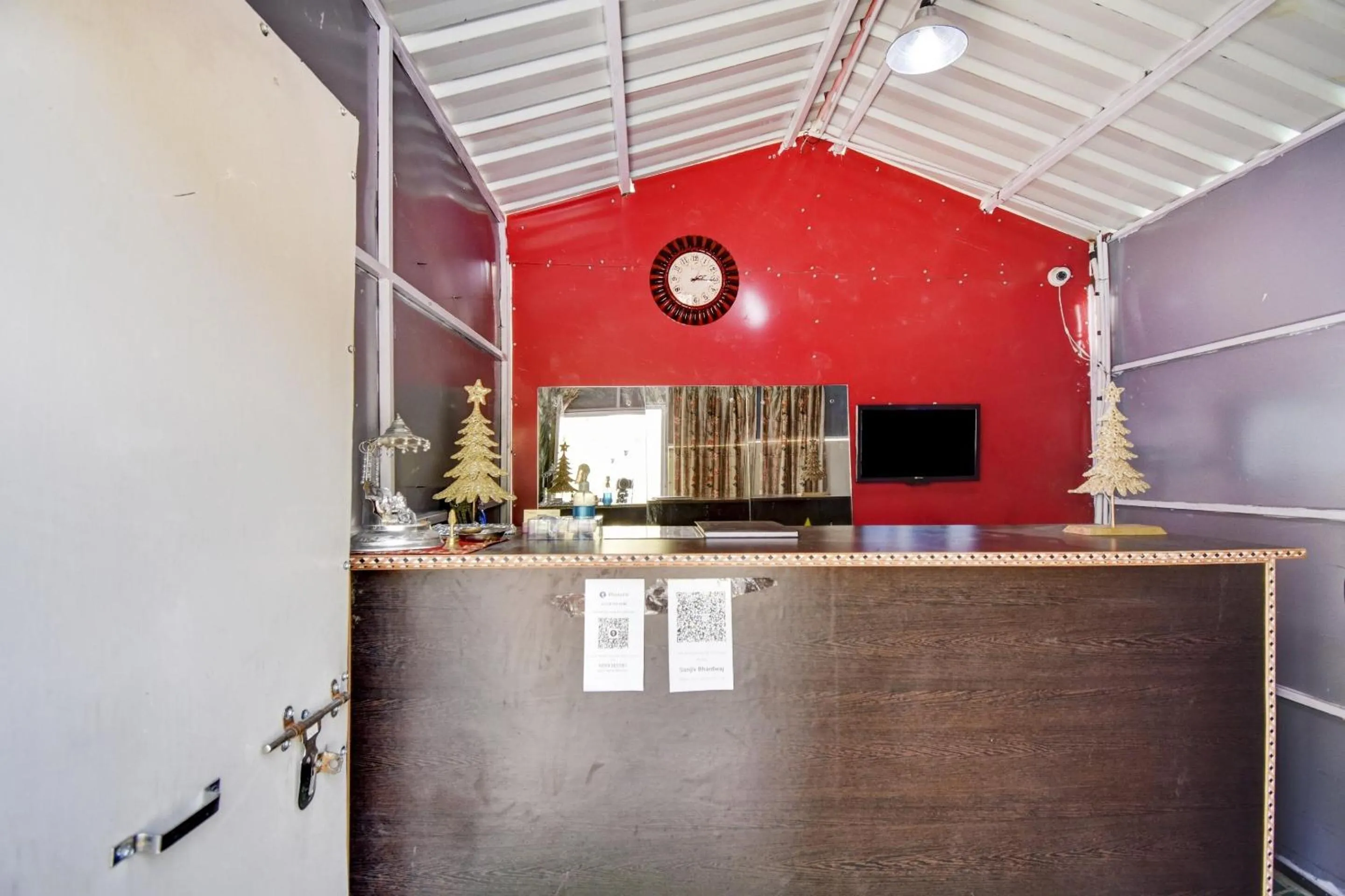 Lobby or reception in Hotel O by OYO Pine Tree