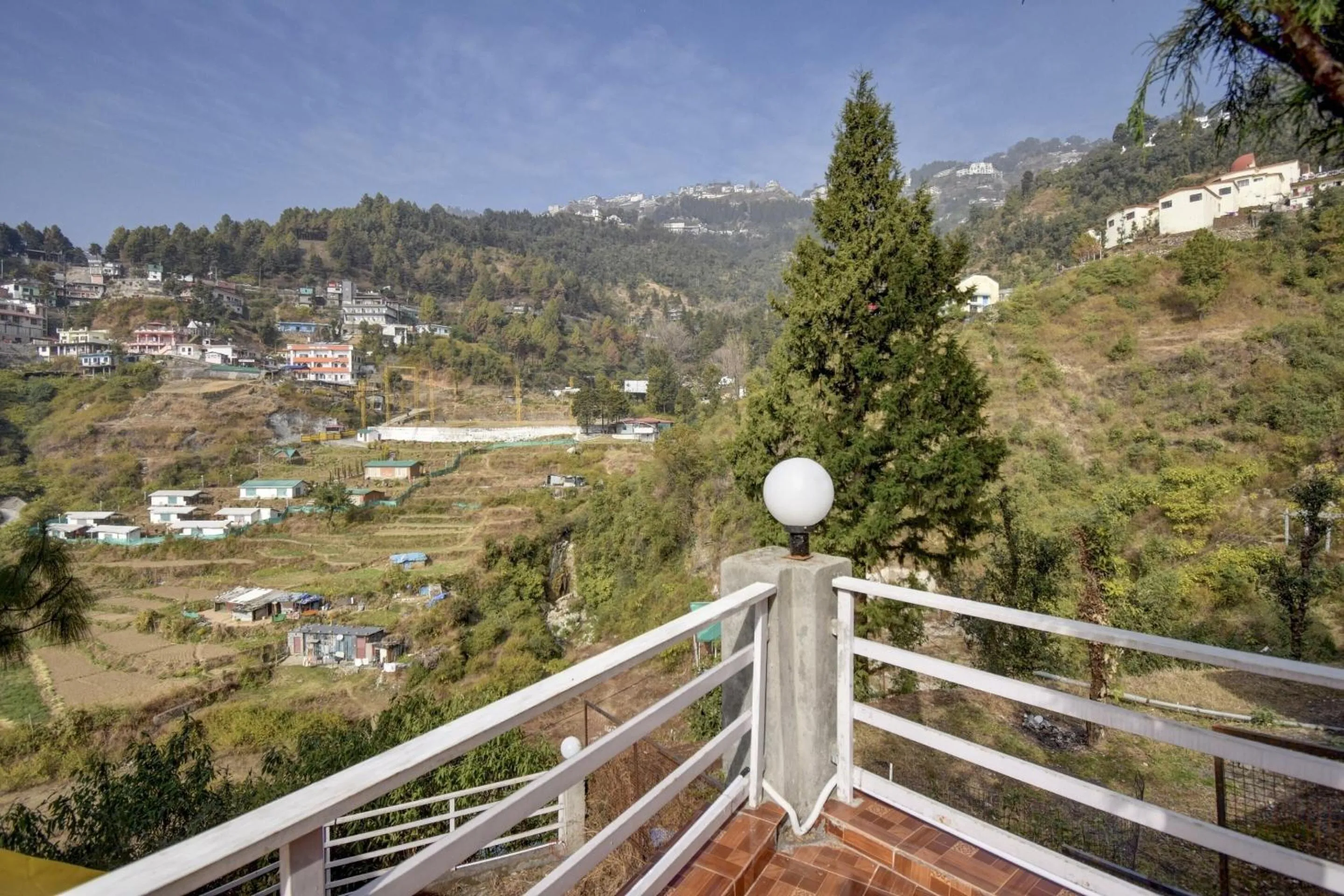 Lobby or reception in Hotel O by OYO Pine Tree