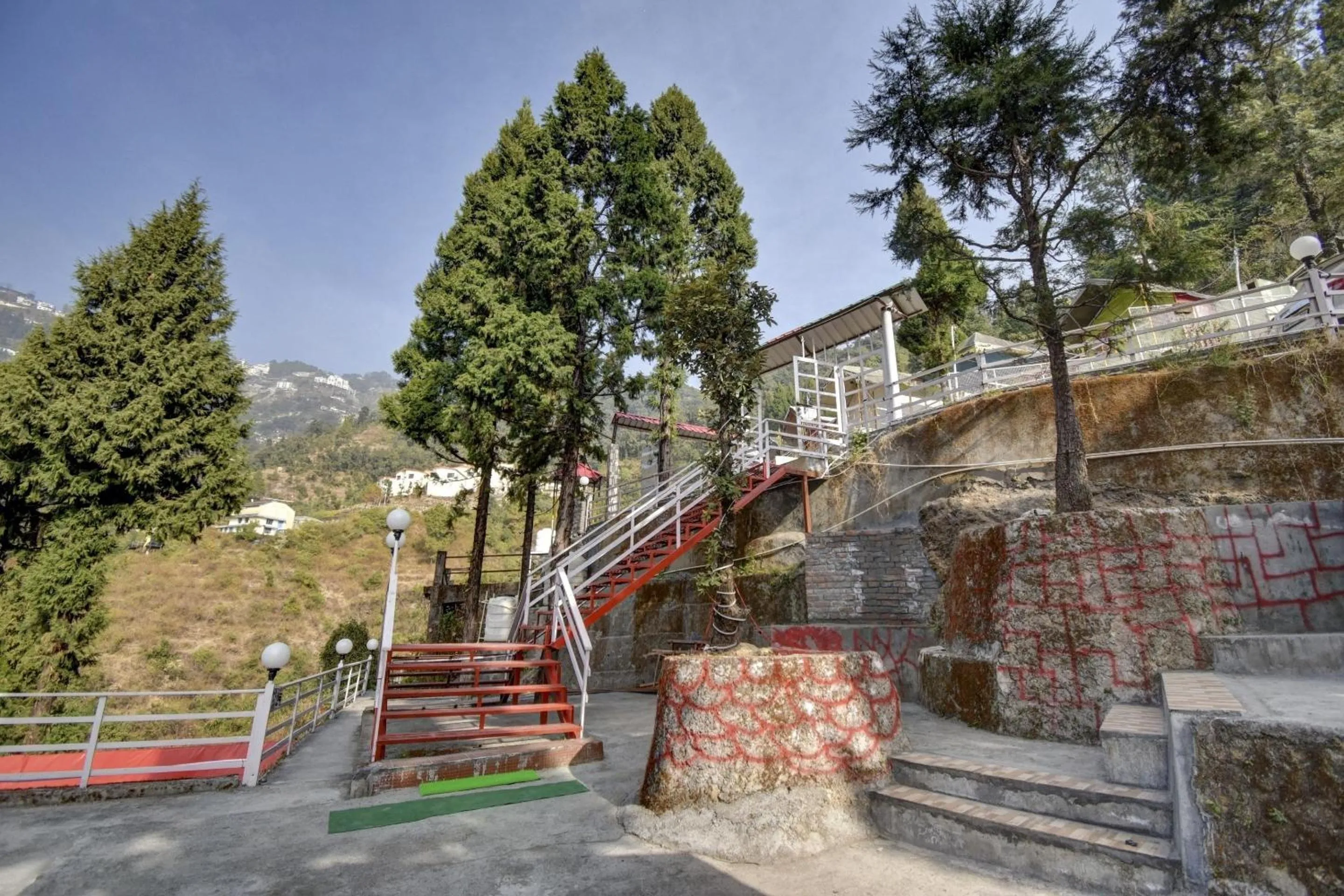 Facade/entrance in Hotel O by OYO Pine Tree