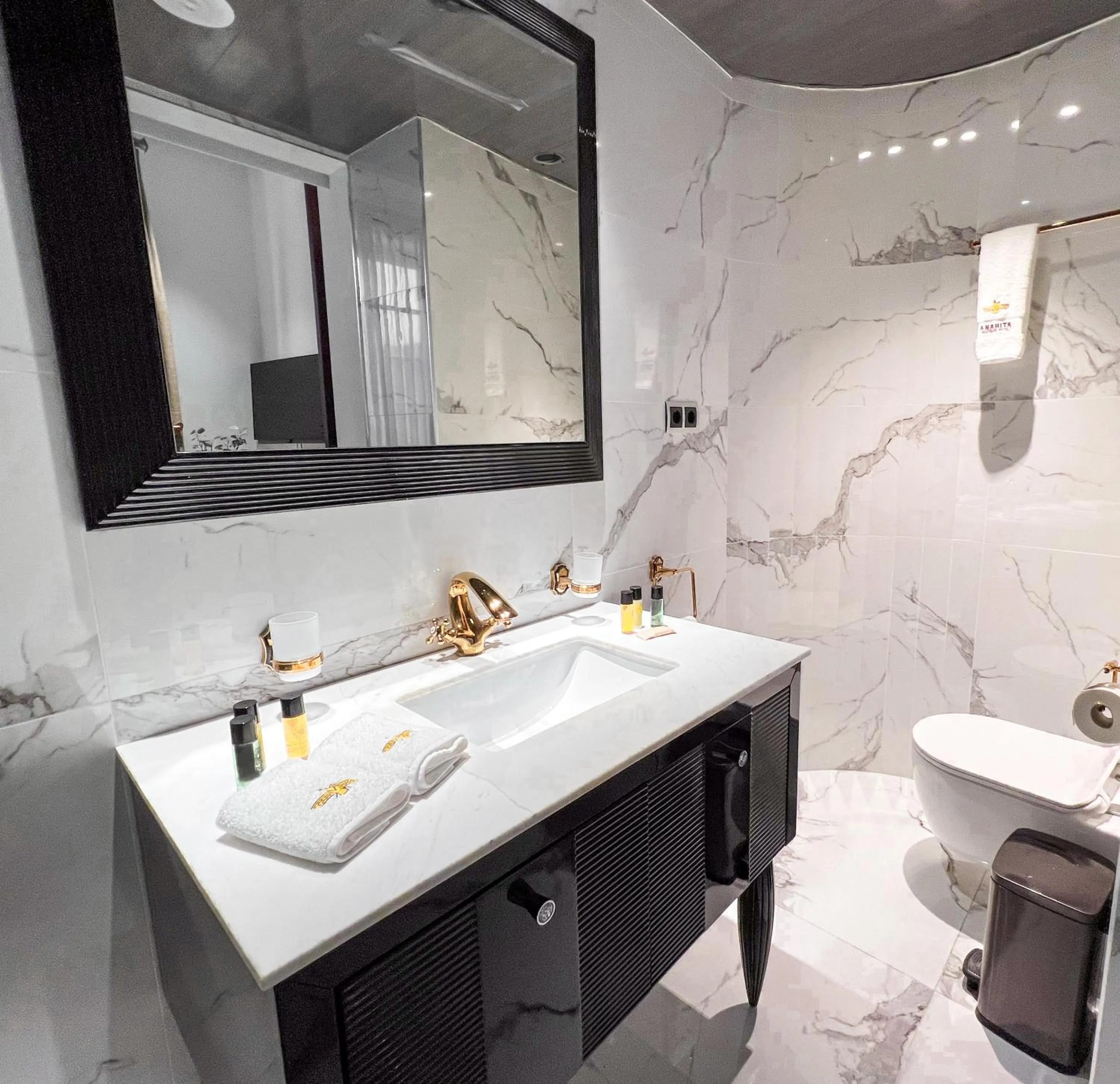 Toilet in Anahita Boutique Hotel