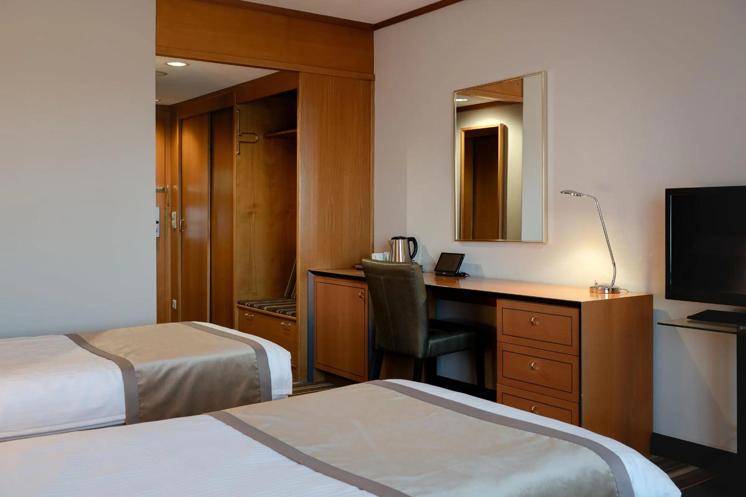 Communal lounge/ TV room, Bed in Leonardo Hotel Weimar