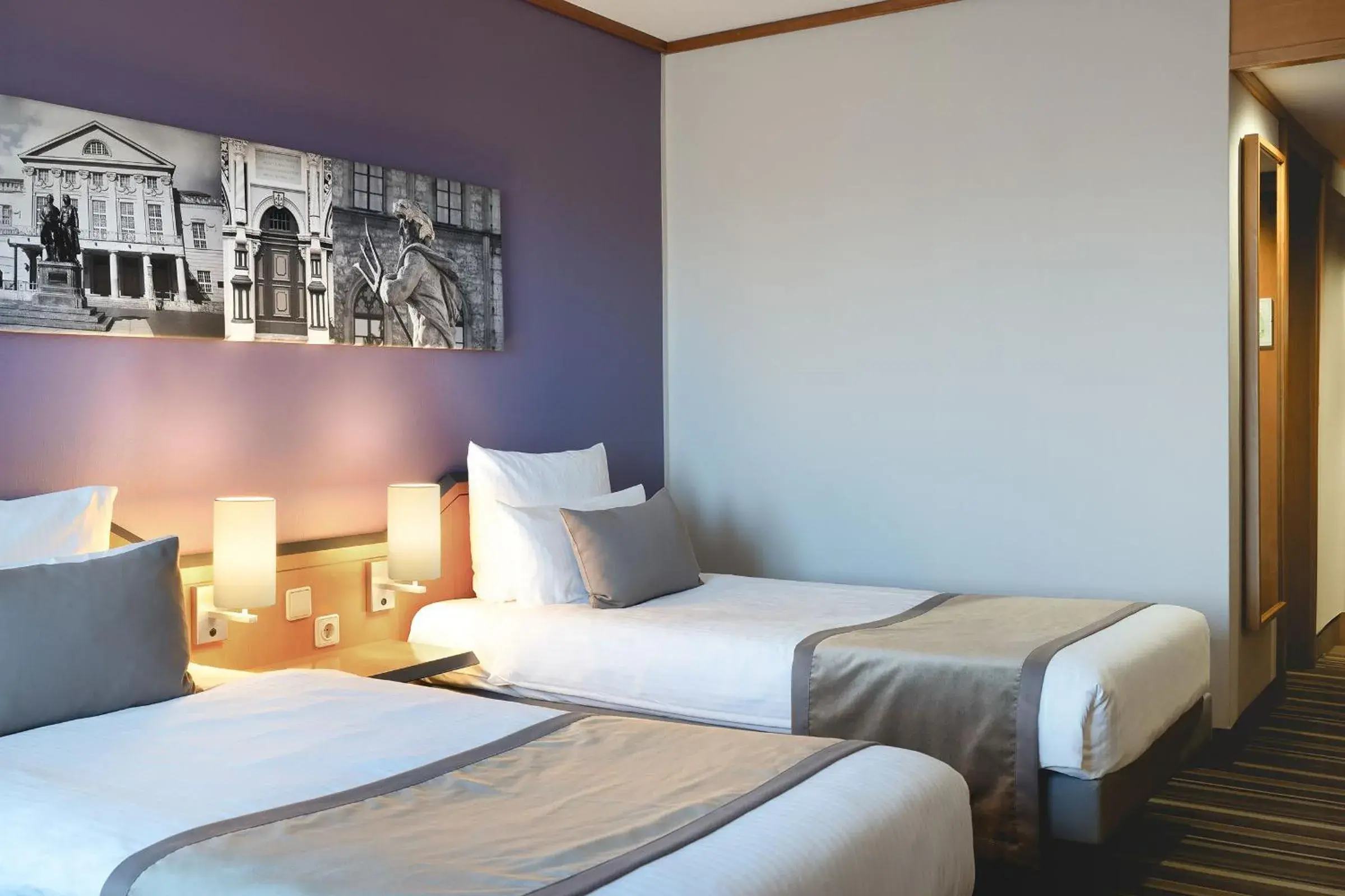 Communal lounge/ TV room, Bed in Leonardo Hotel Weimar Communal lounge/ TV room, Bed in Leonardo Hotel Weimar