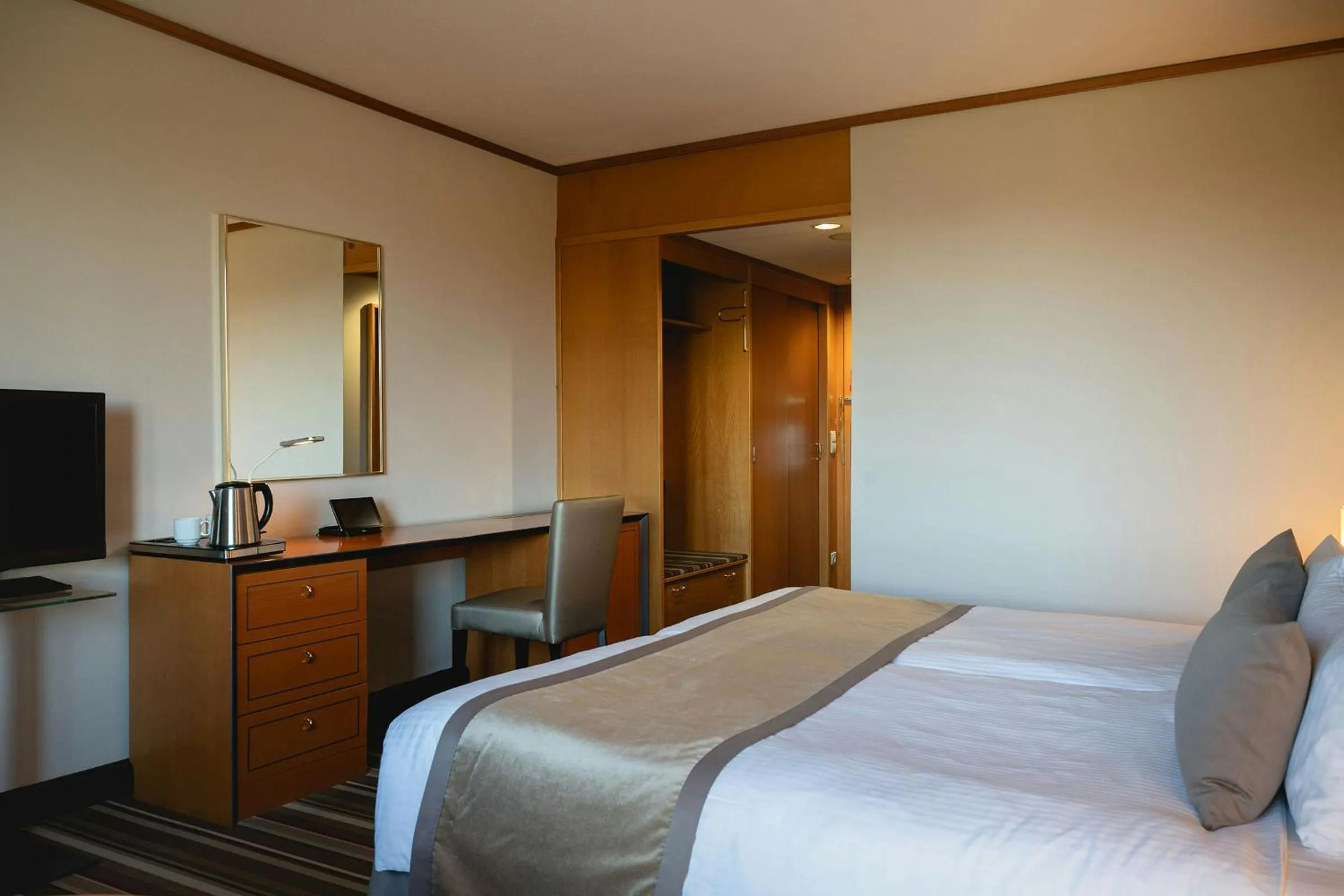 Photo of the whole room, Bed in Leonardo Hotel Weimar