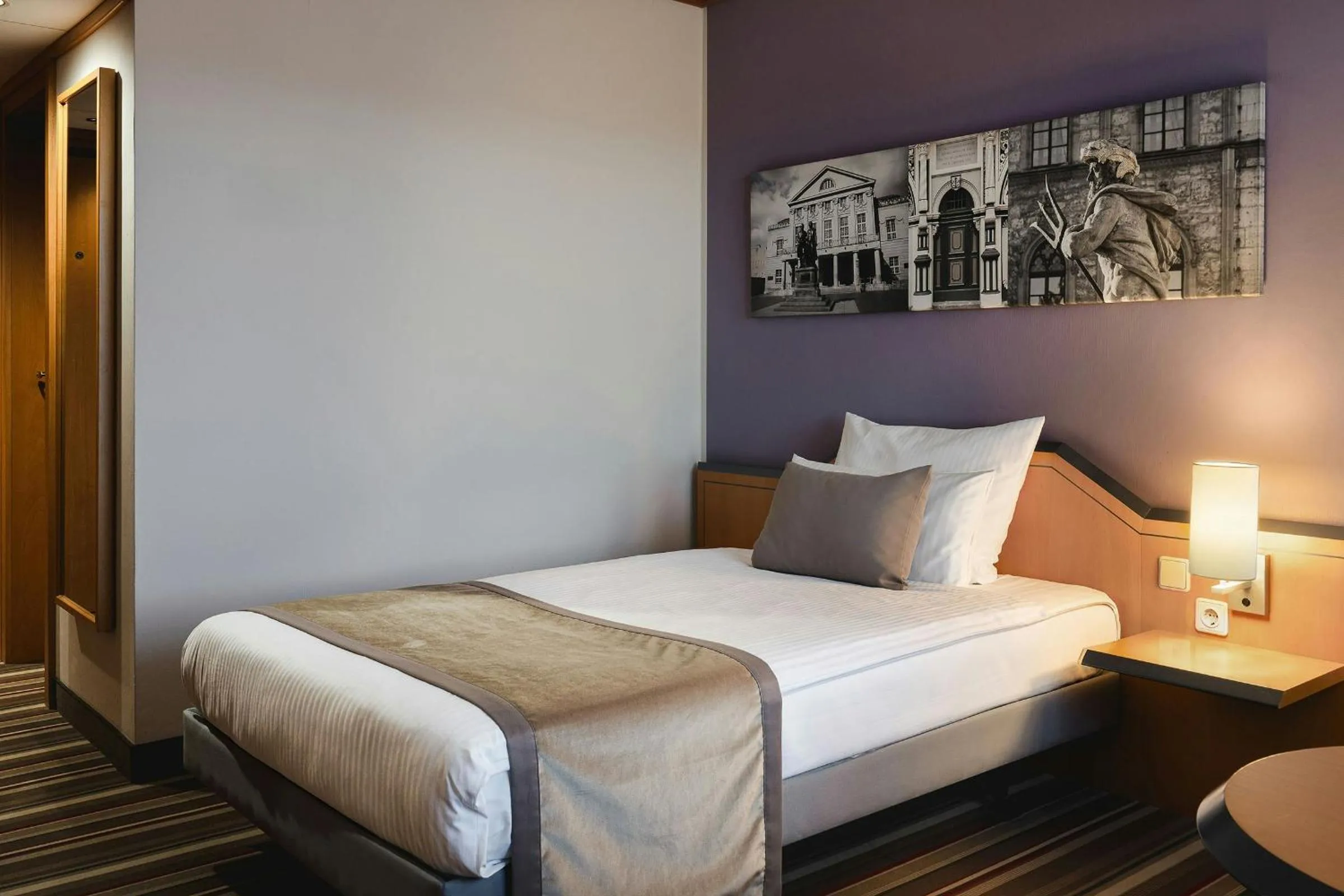 Photo of the whole room, Bed in Leonardo Hotel Weimar