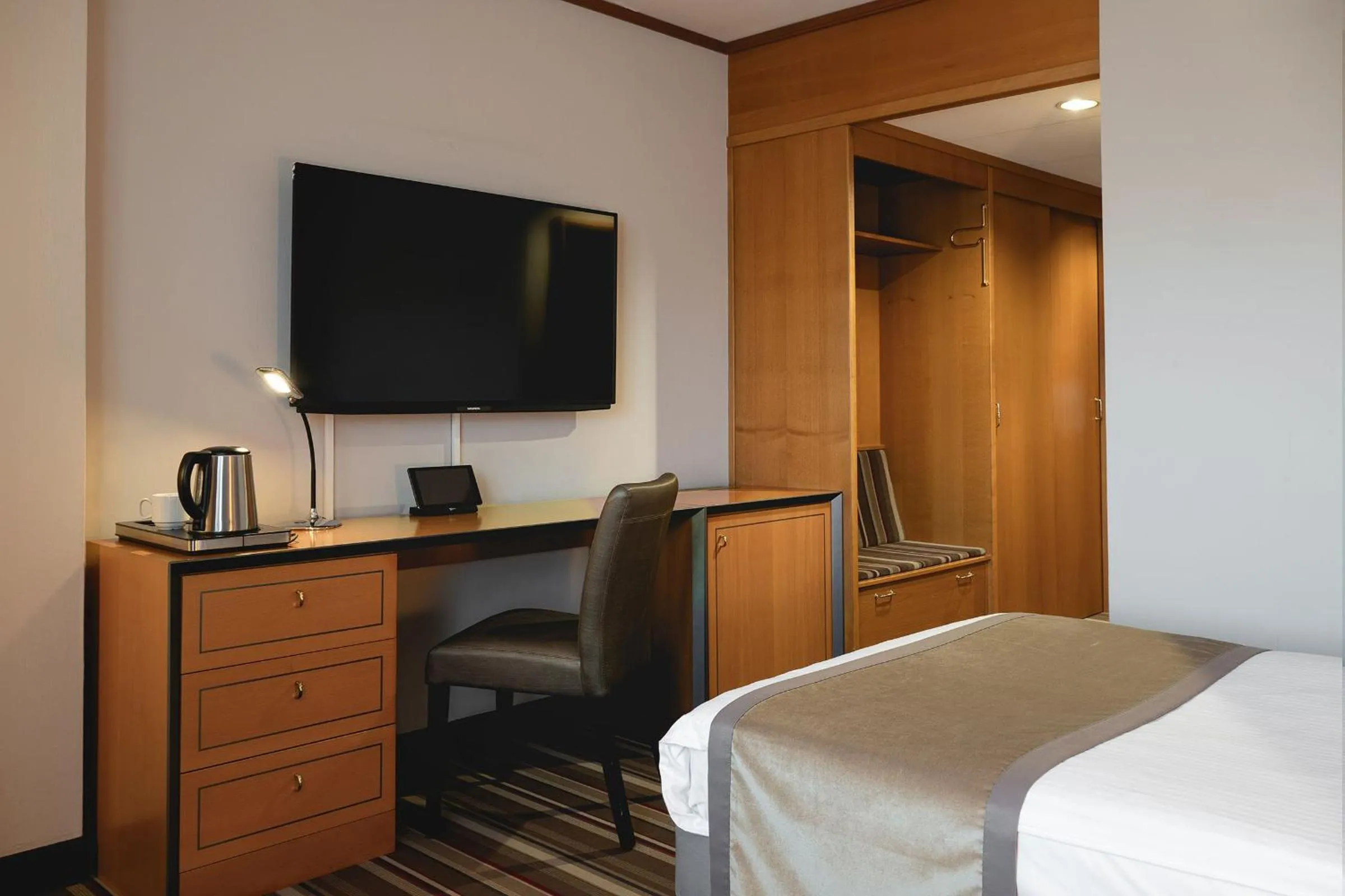 Photo of the whole room, Bed in Leonardo Hotel Weimar