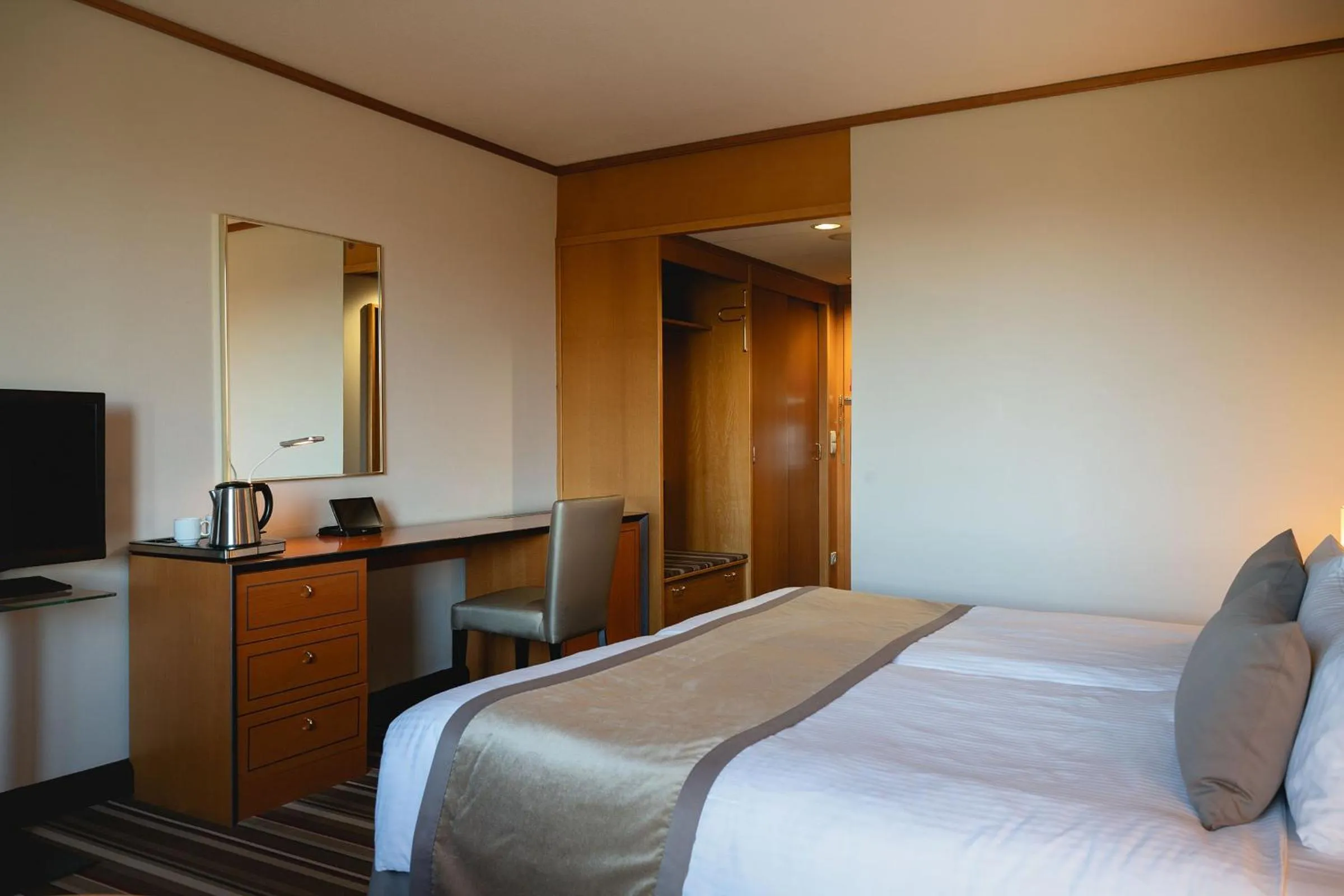 Photo of the whole room, Bed in Leonardo Hotel Weimar