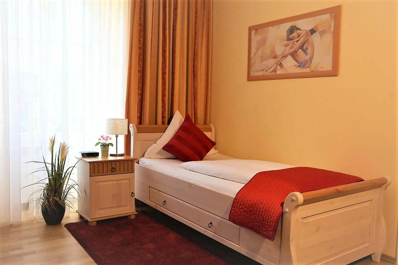 Bedroom, Bed in Hotel zum Goldenen Löwen