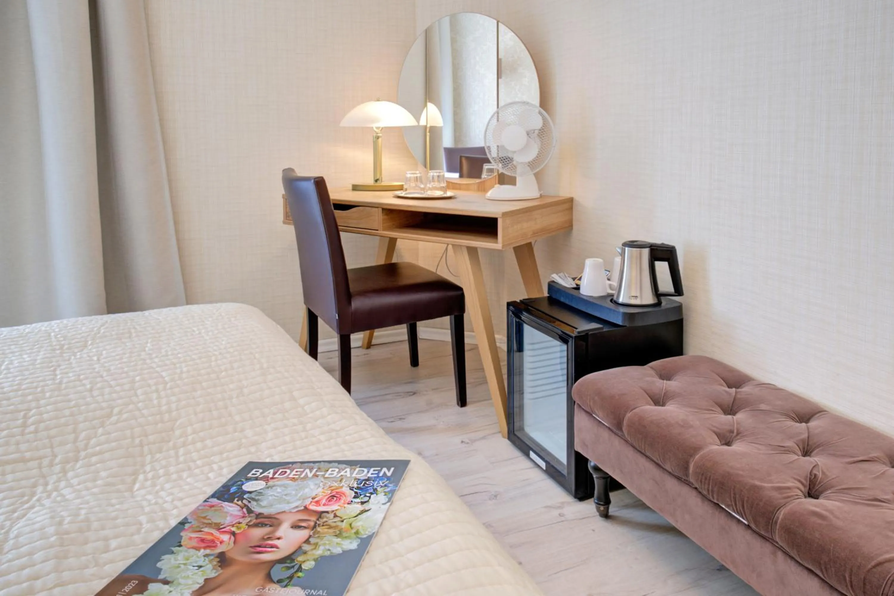 Seating area, Bed in Hotel Löhr
