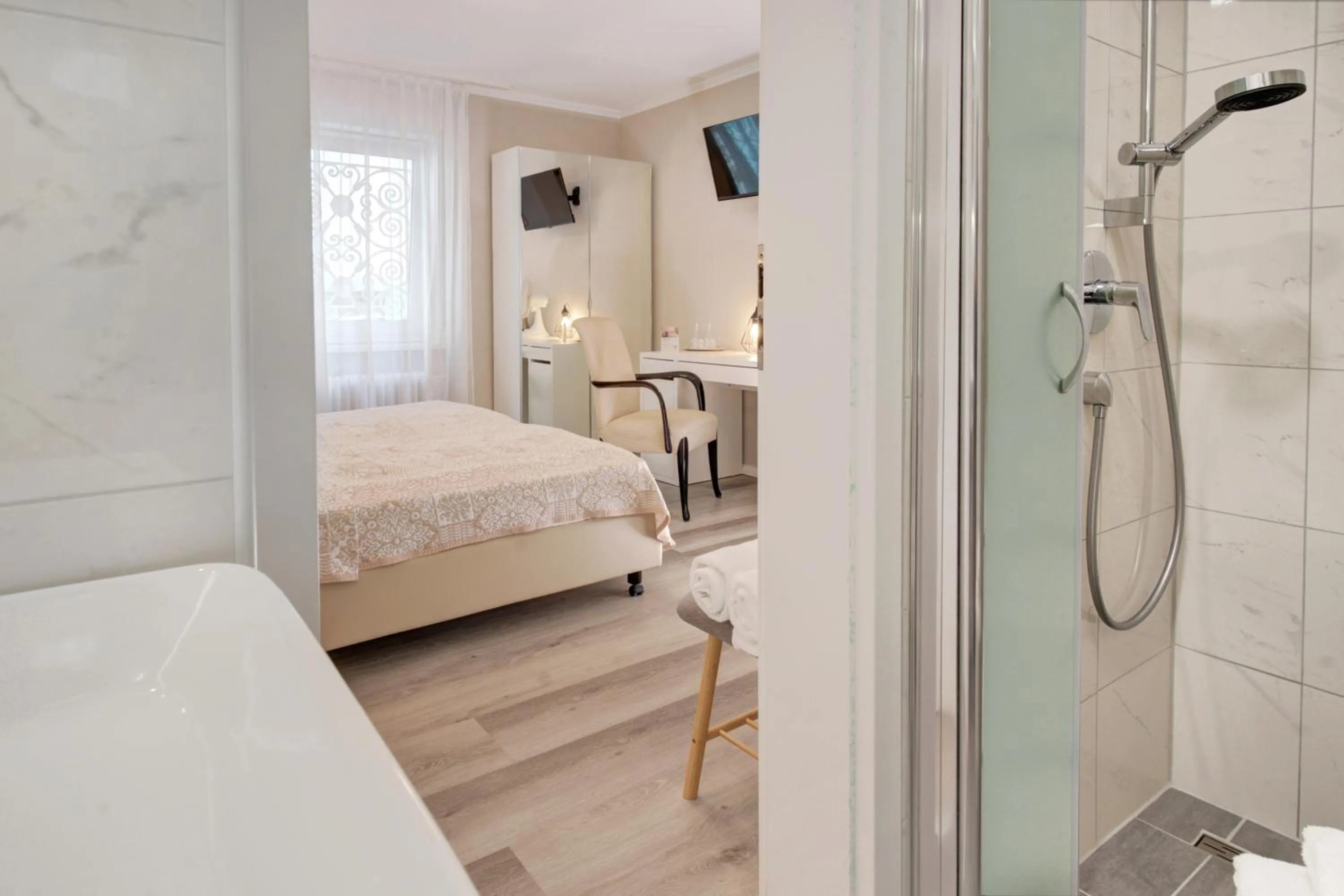 Shower, Bed in Hotel Löhr