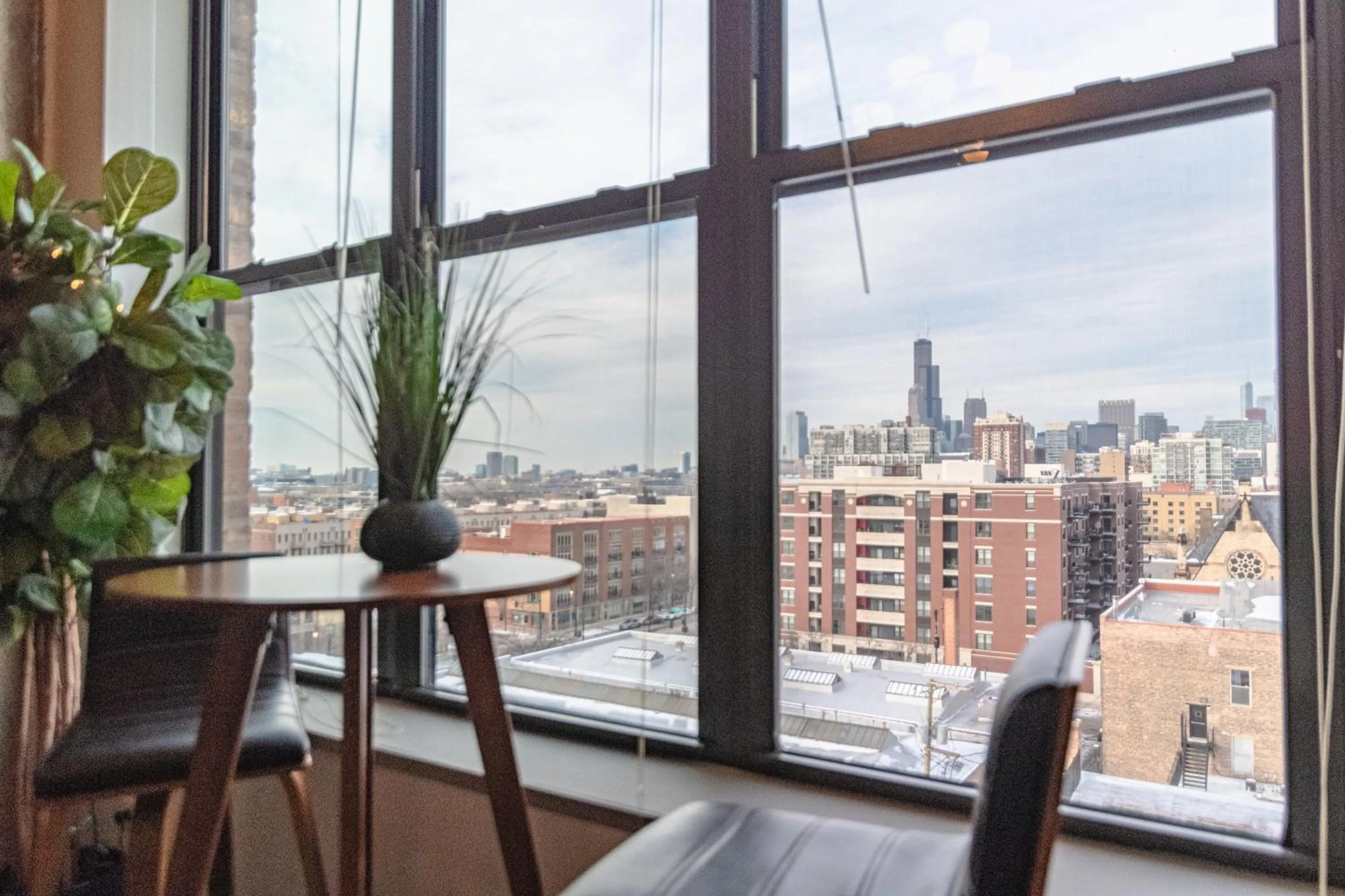 Modern 2BR Loft with Amazing City Skyline View and Optional Parking for 8 Guests Near McCormick Place and Soldier Field