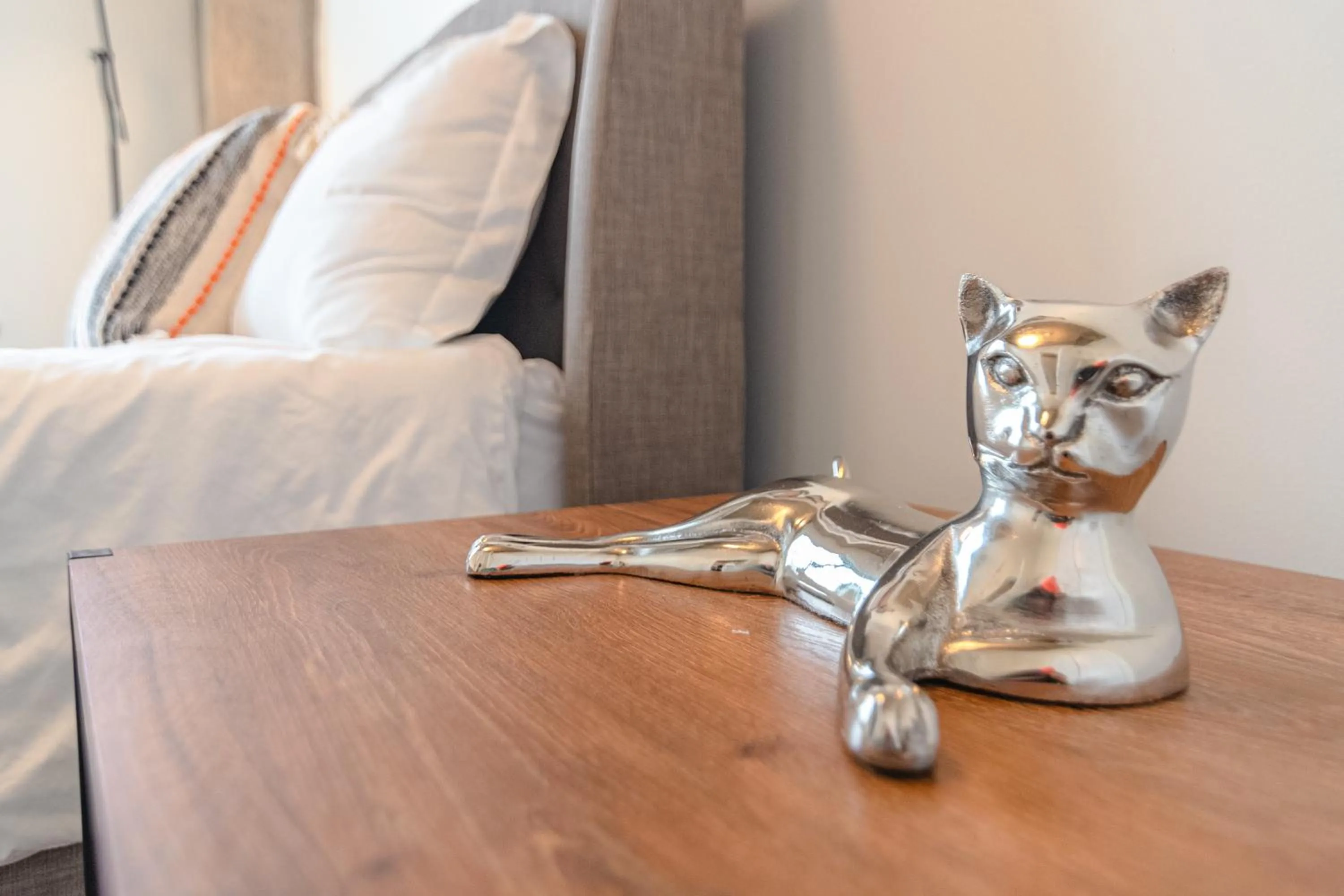 Bed in Modern 2BR Loft with Amazing City Skyline View and Optional Parking for 8 Guests Near McCormick Place and Soldier Field