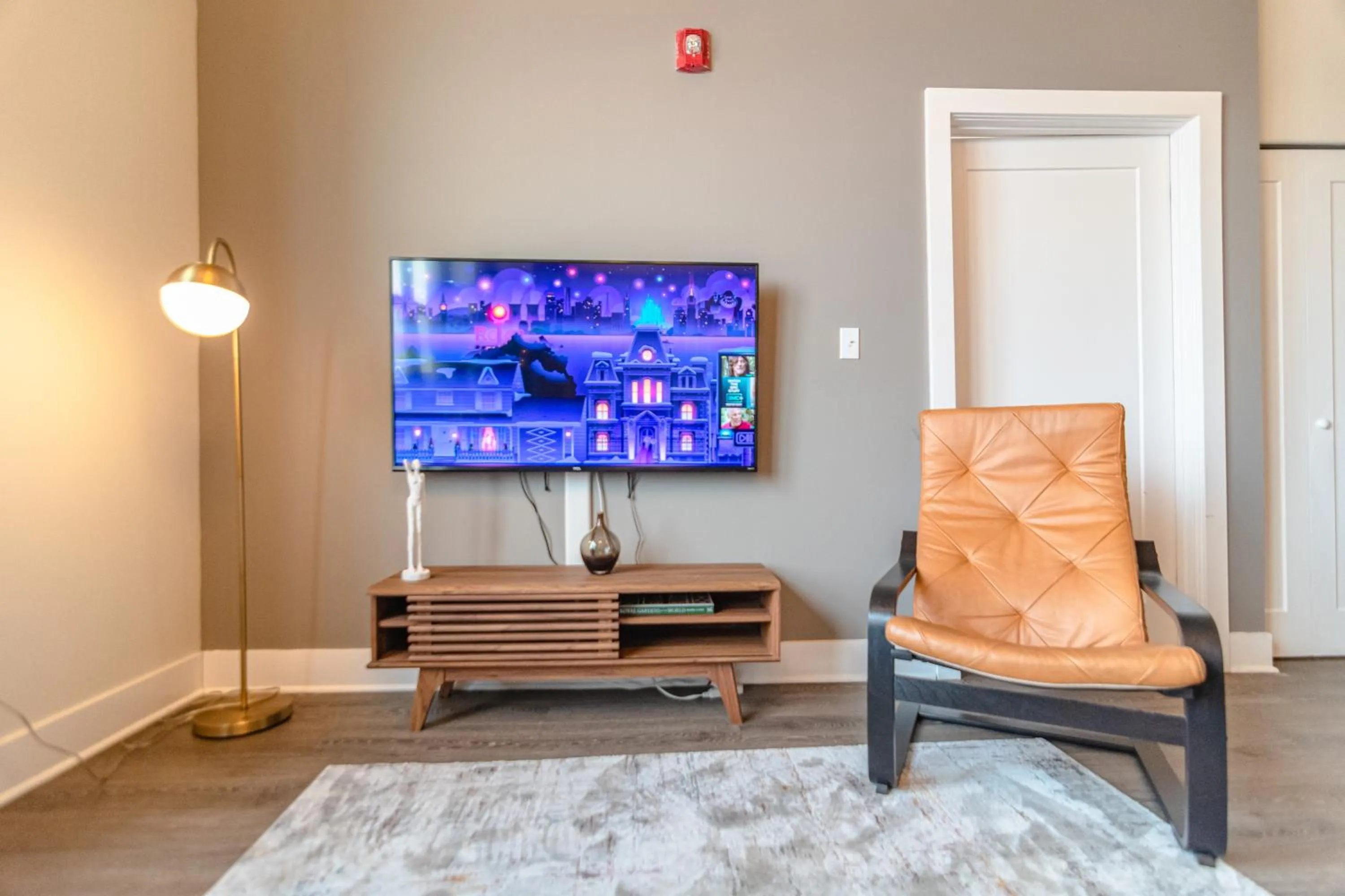 Modern 2BR Loft with Amazing City Skyline View and Optional Parking for 8 Guests Near McCormick Place and Soldier Field