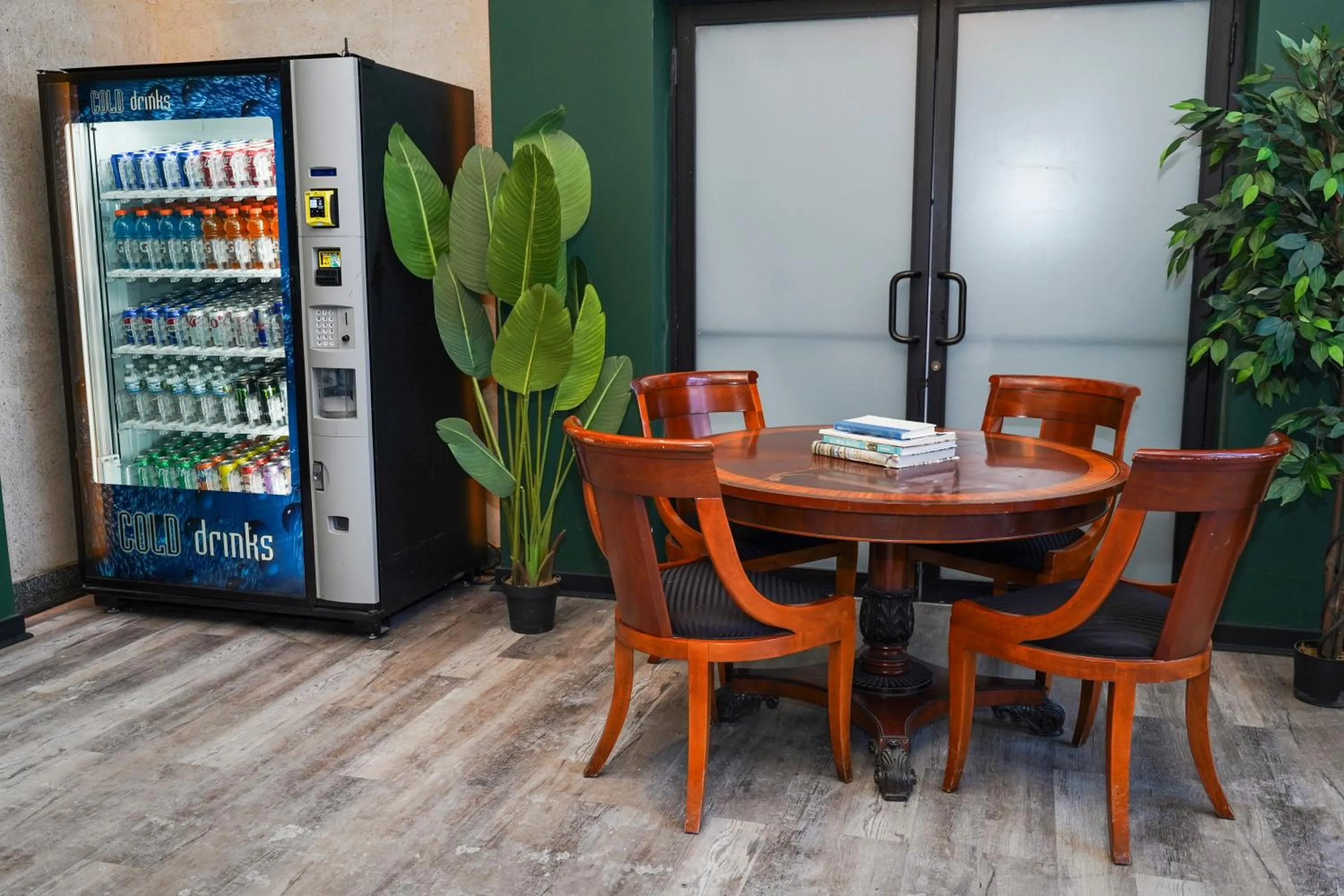 Modern 2BR Loft with Amazing City Skyline View and Optional Parking for 8 Guests Near McCormick Place and Soldier Field