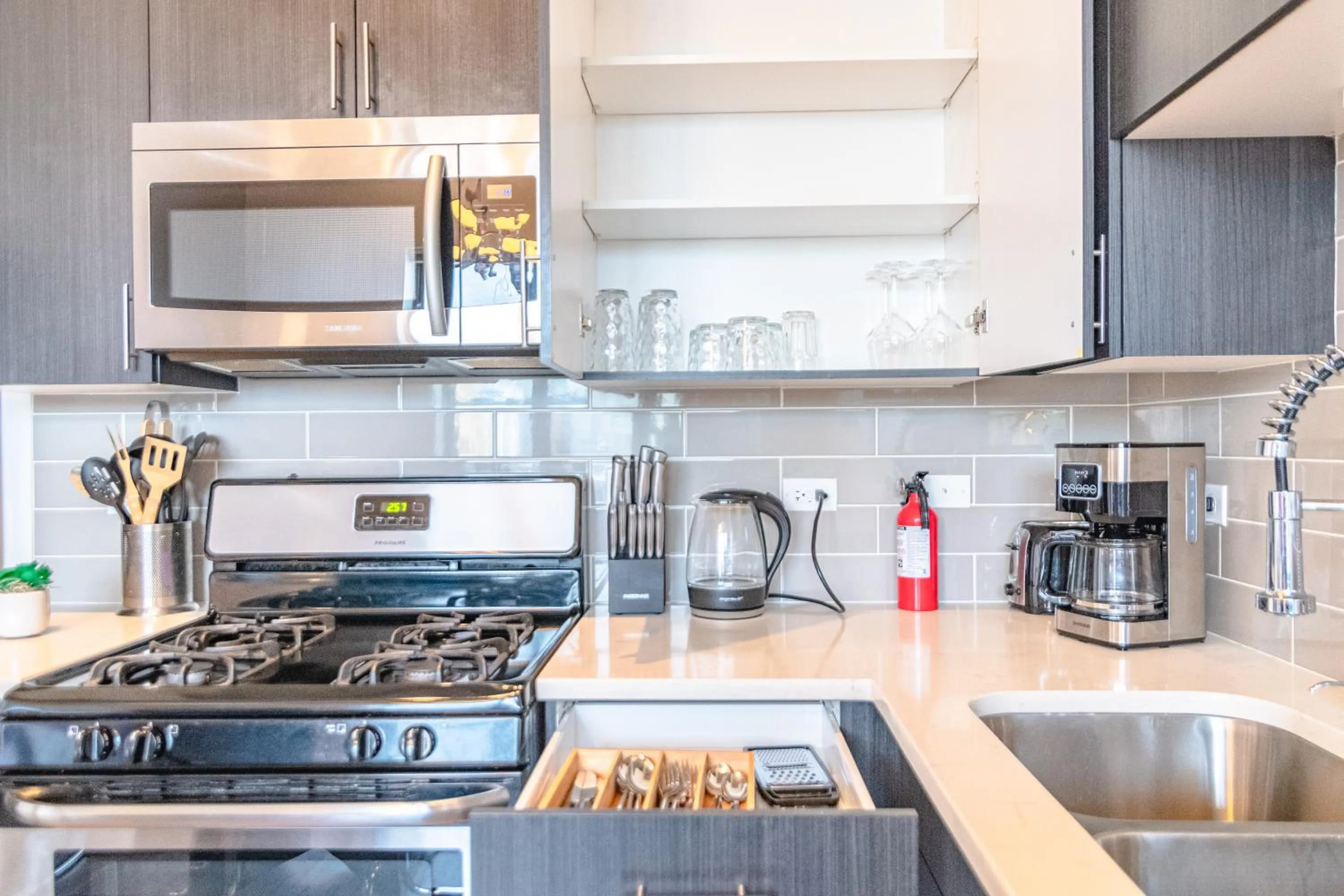 Modern 2BR Loft with Amazing City Skyline View and Optional Parking for 8 Guests Near McCormick Place and Soldier Field