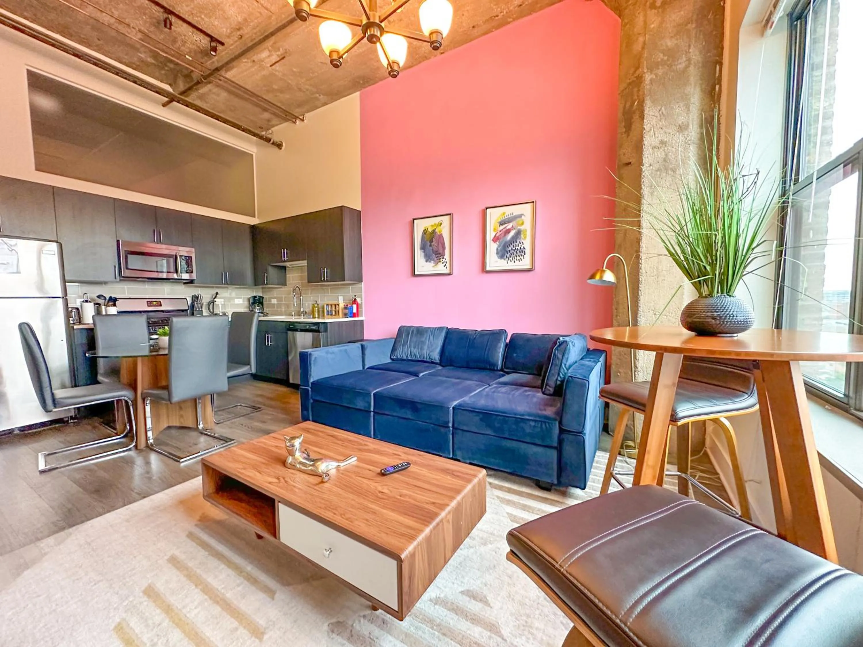 Modern 2BR Loft with Amazing City Skyline View and Optional Parking for 8 Guests Near McCormick Place and Soldier Field