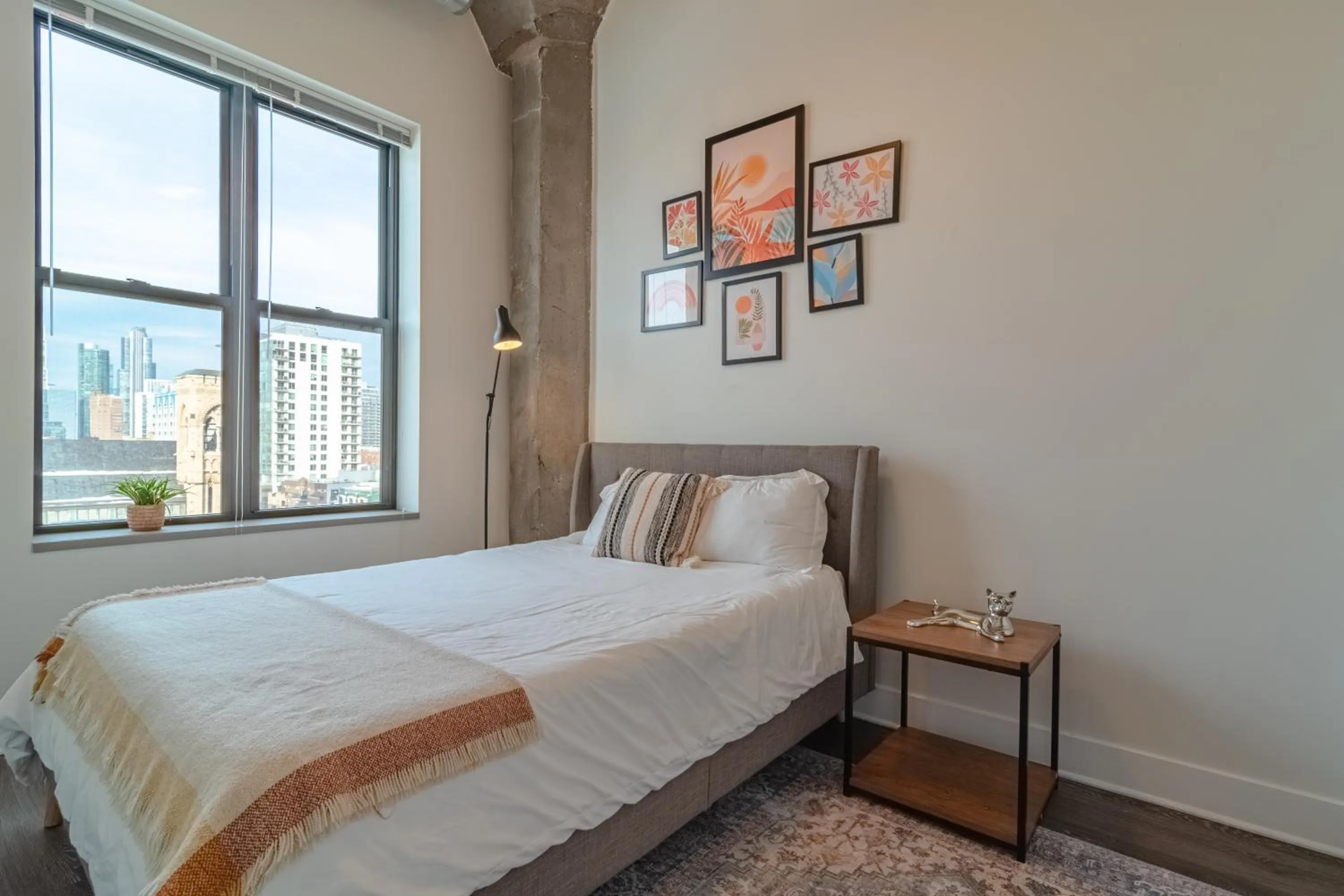 Bed in Modern 2BR Loft with Amazing City Skyline View and Optional Parking for 8 Guests Near McCormick Place and Soldier Field