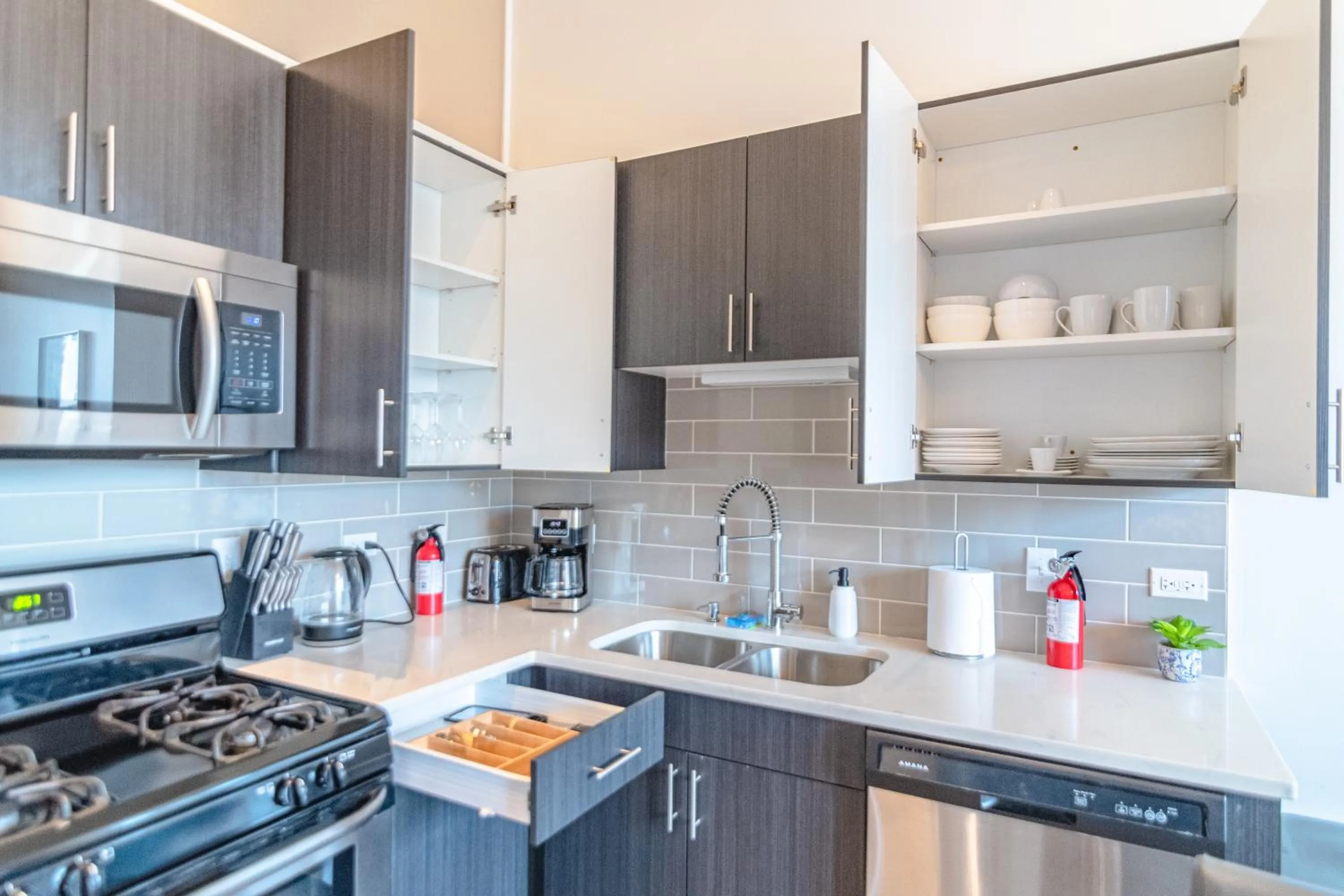 Modern 2BR Loft with Amazing City Skyline View and Optional Parking for 8 Guests Near McCormick Place and Soldier Field