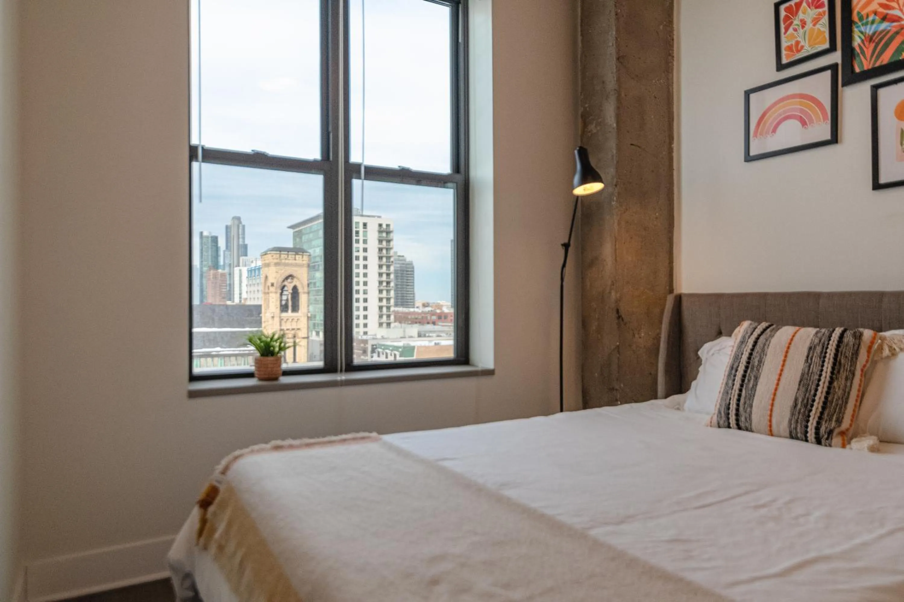 Bed in Modern 2BR Loft with Amazing City Skyline View and Optional Parking for 8 Guests Near McCormick Place and Soldier Field