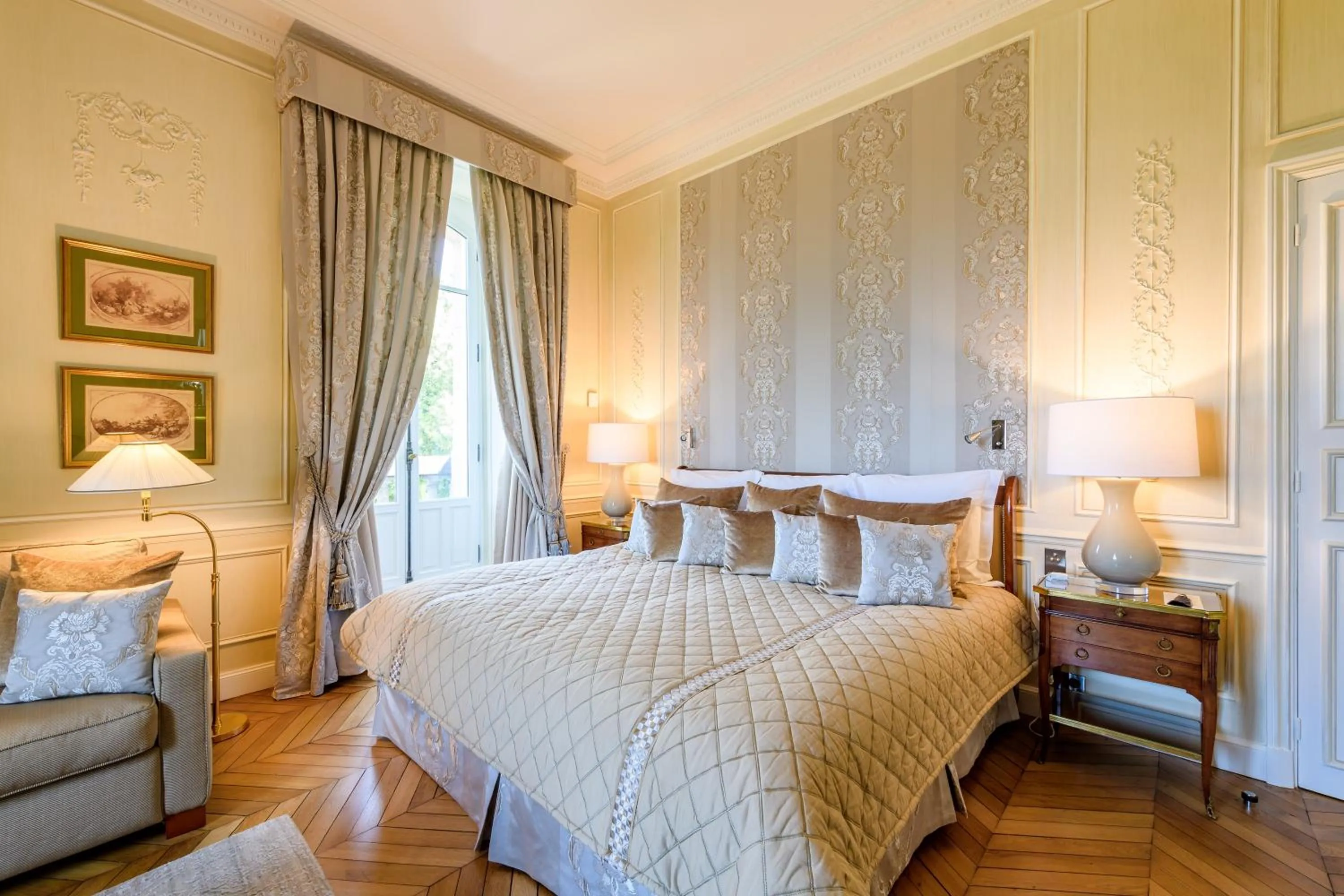 Bedroom, Bed in Domaine les Crayères