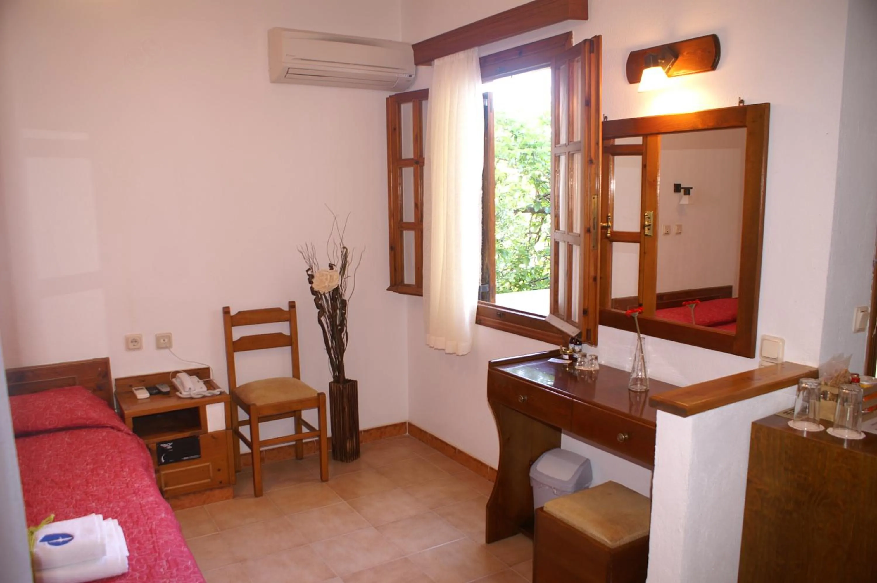 Photo of the whole room in Drymna