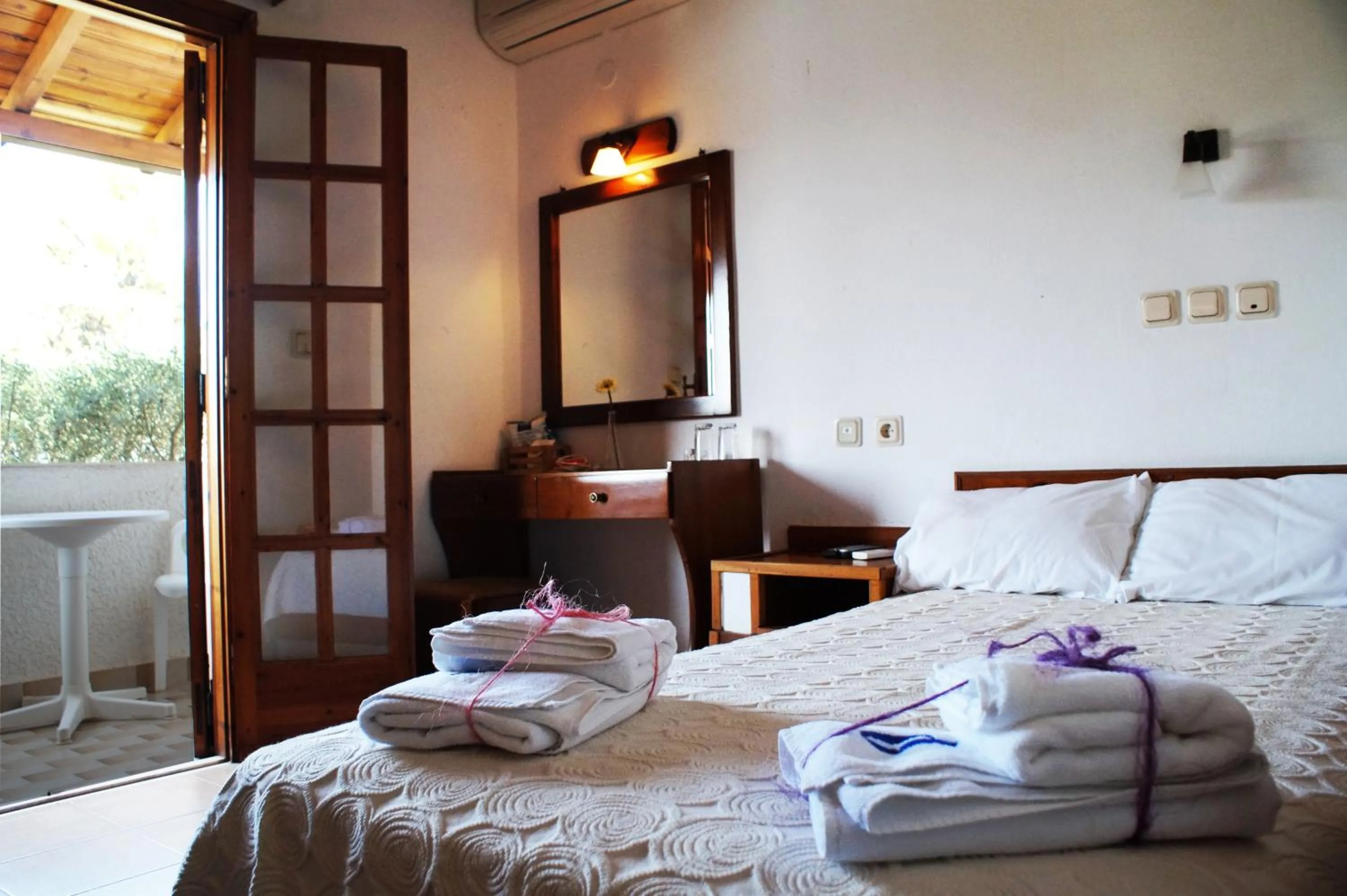 Photo of the whole room, Bed in Drymna