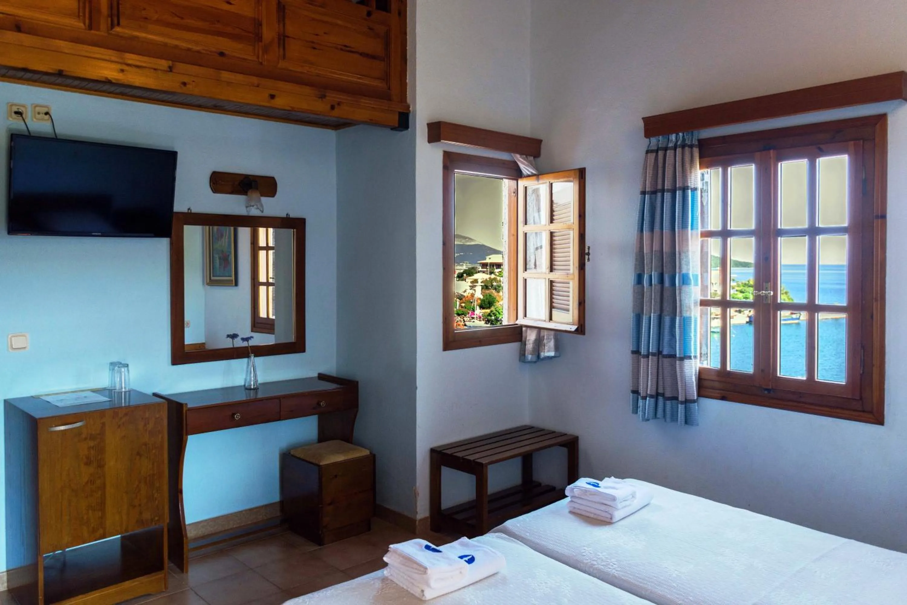 Photo of the whole room, Bed in Drymna