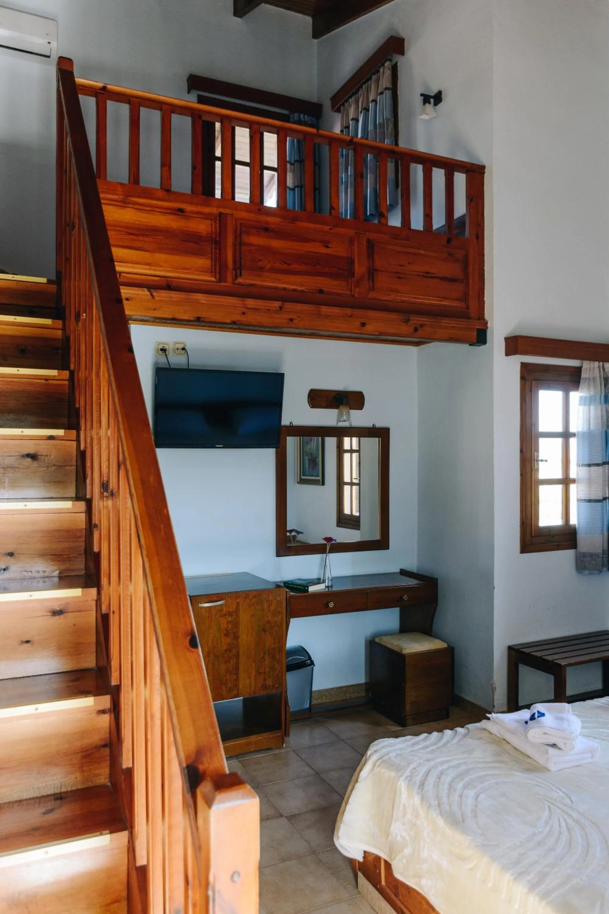 Photo of the whole room, Bed in Drymna