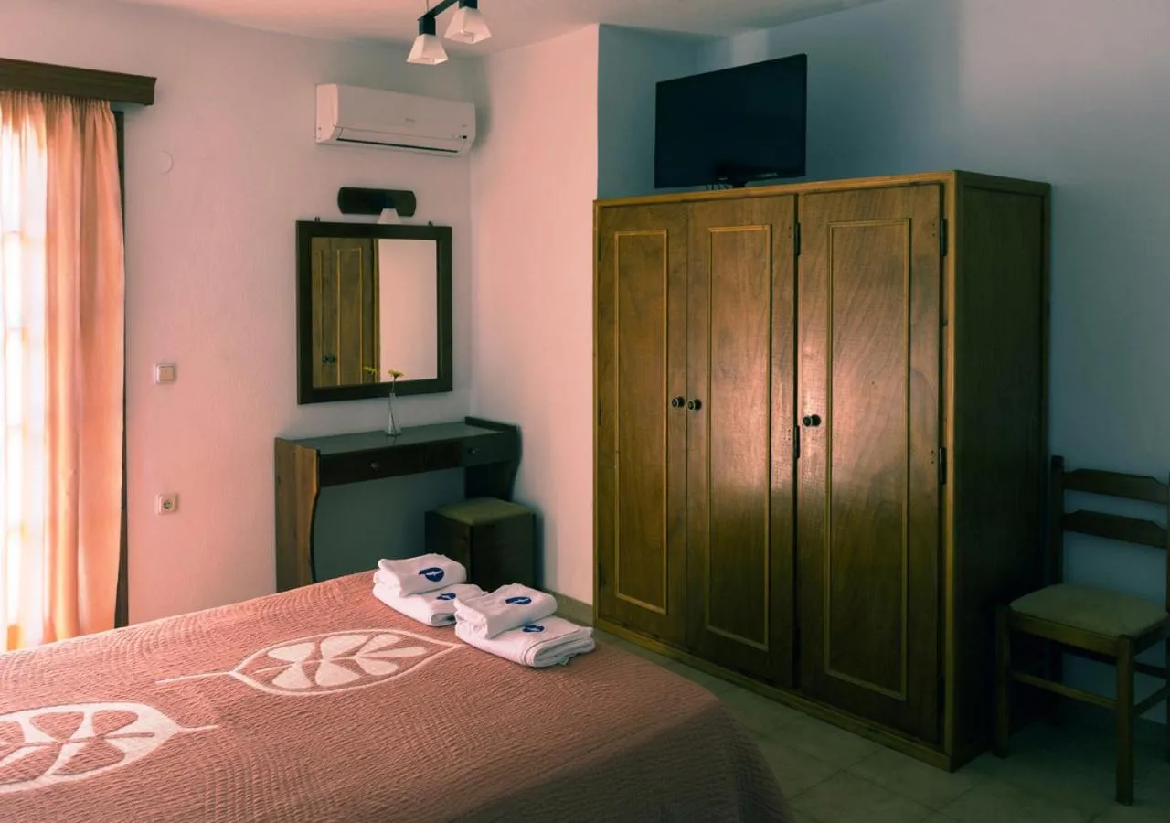 Photo of the whole room, Bed in Drymna