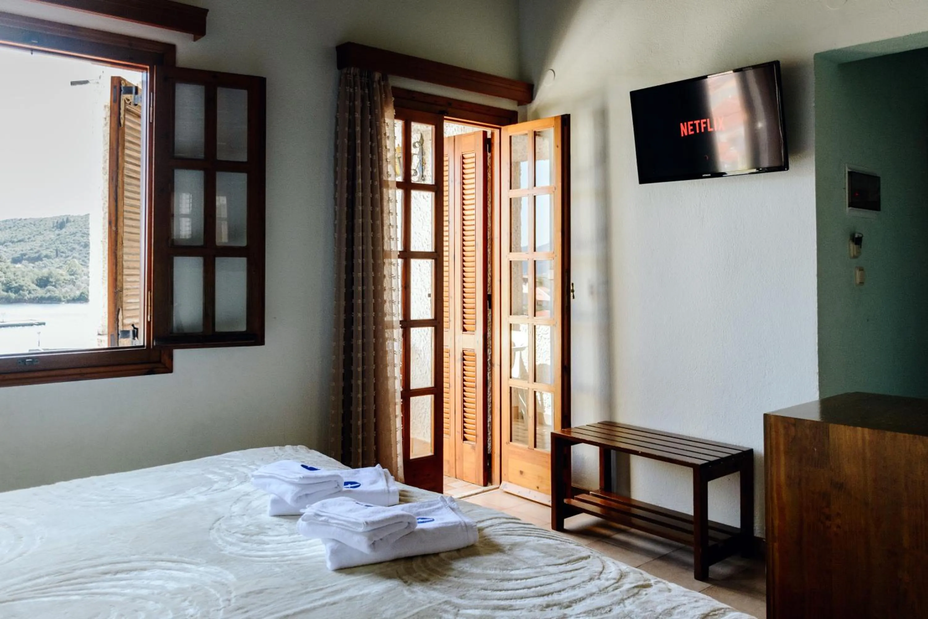 Photo of the whole room, Bed in Drymna