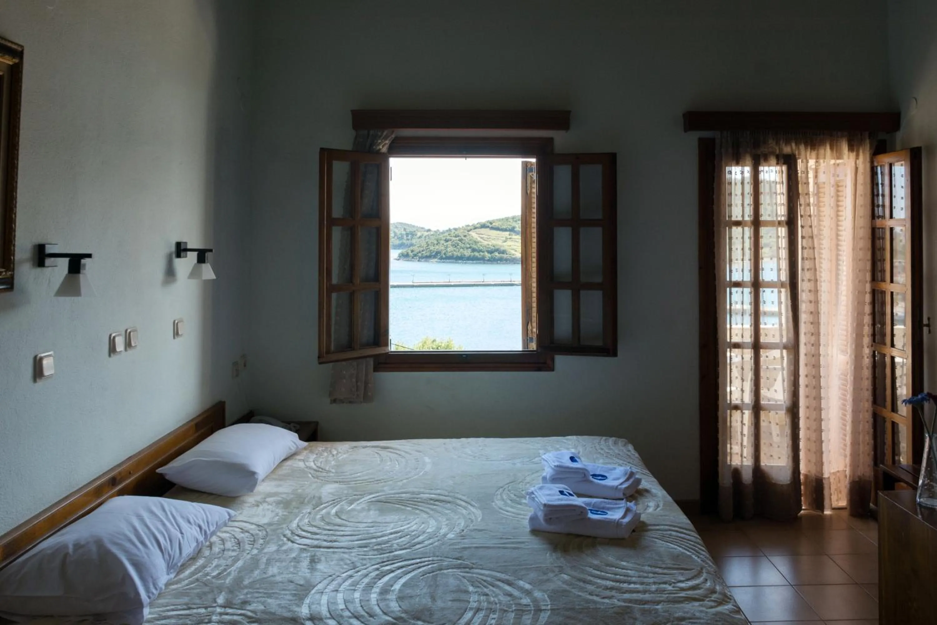 Photo of the whole room, Bed in Drymna