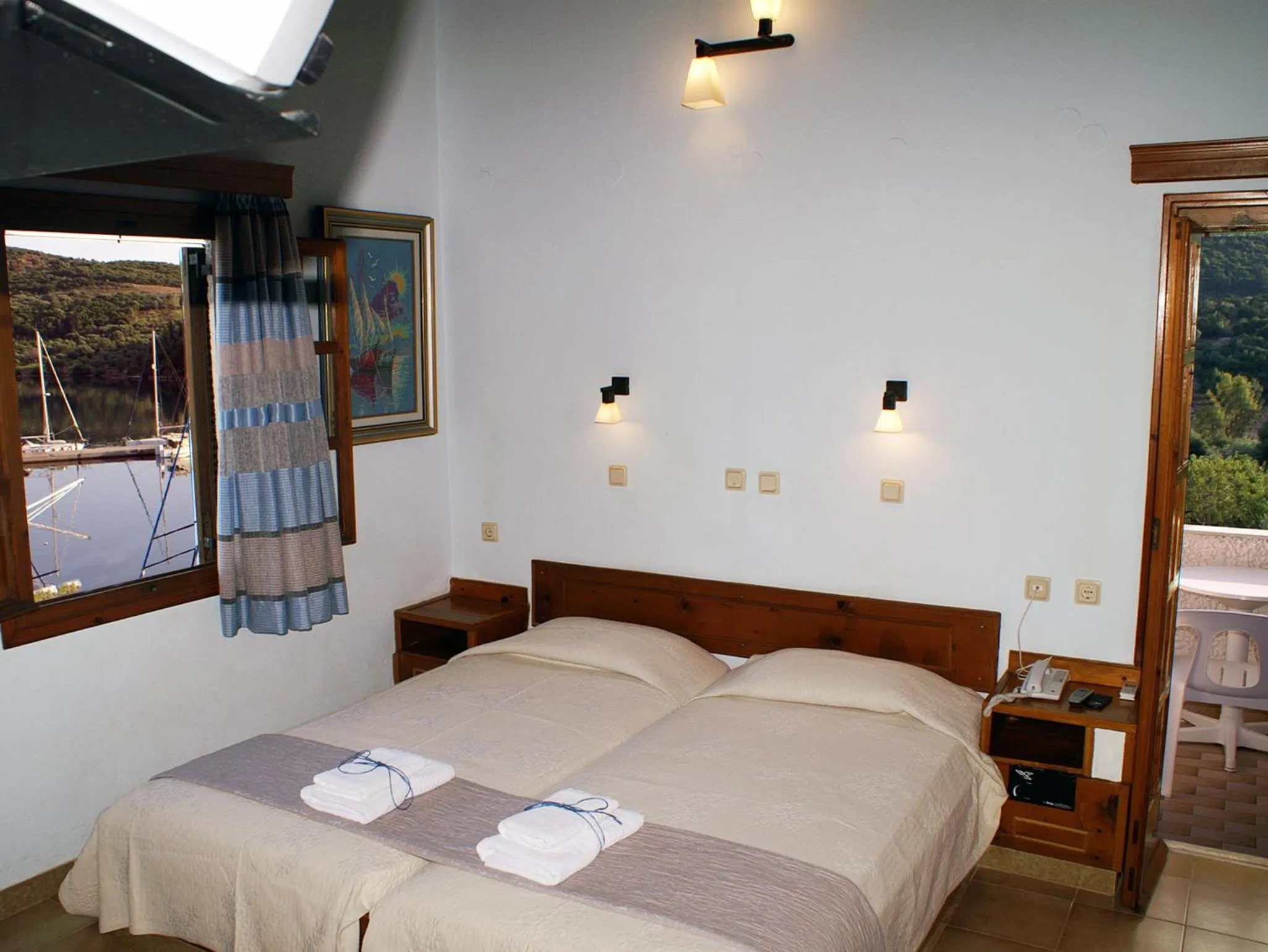 Photo of the whole room, Bed in Drymna
