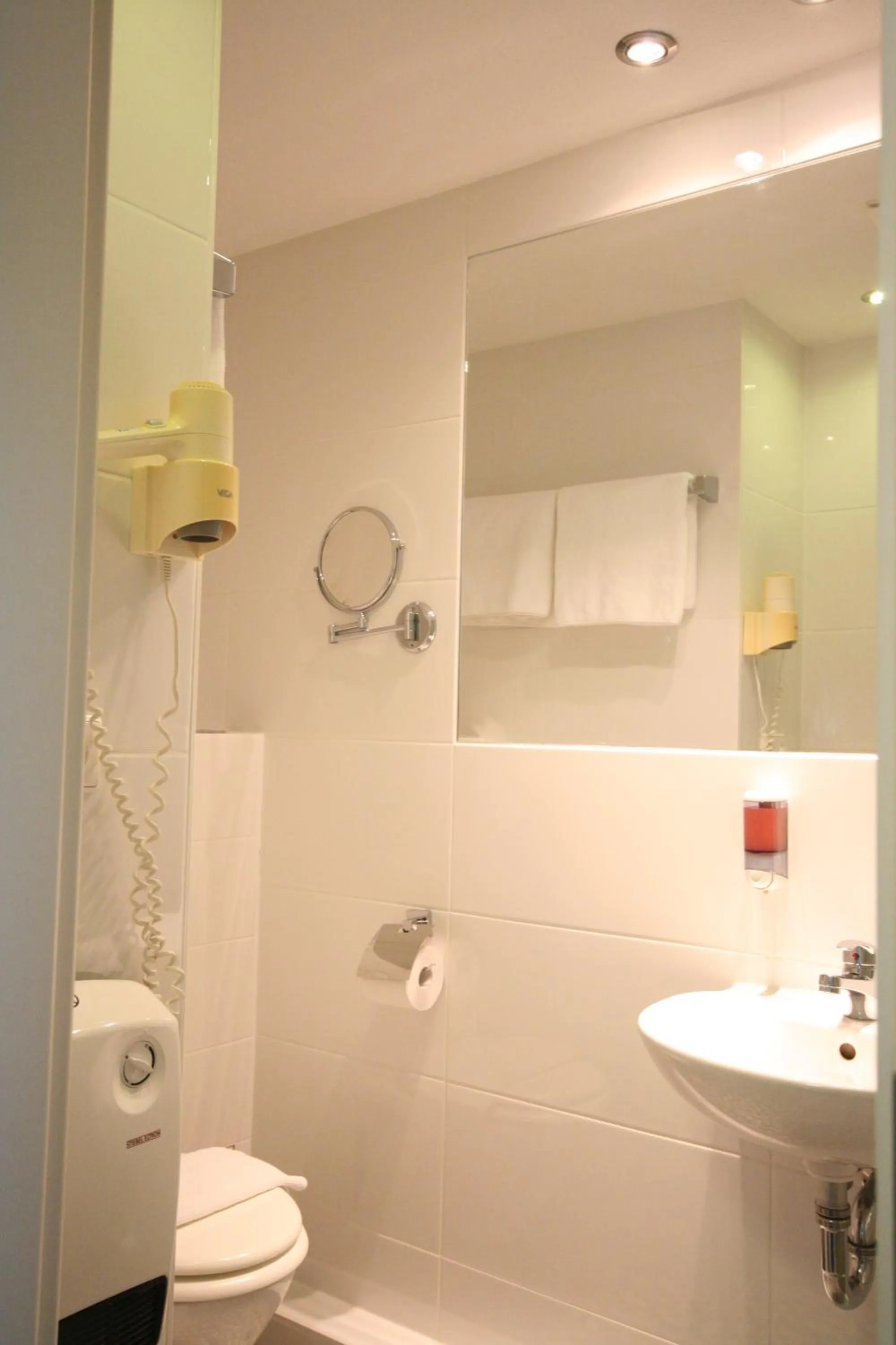 Bathroom in Altstadt Hotel