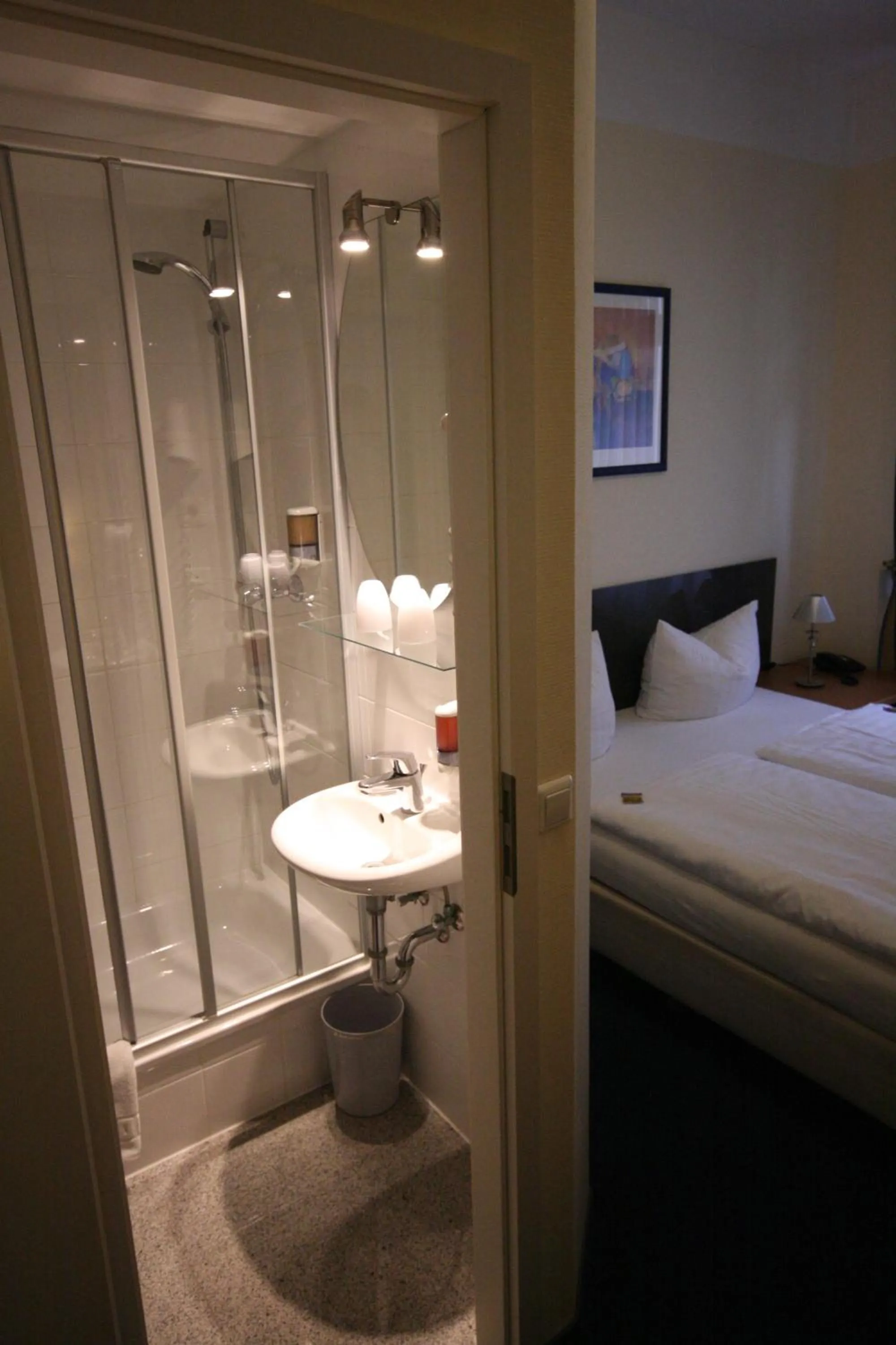 Bathroom, Bed in Altstadt Hotel