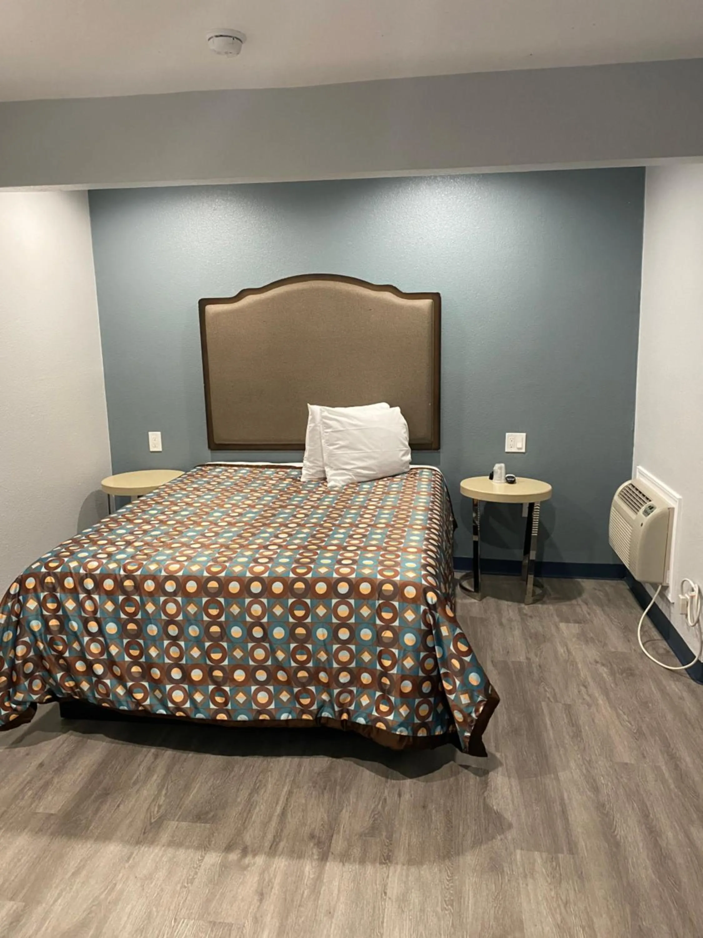 Bedroom in Motel 66 Los Angeles