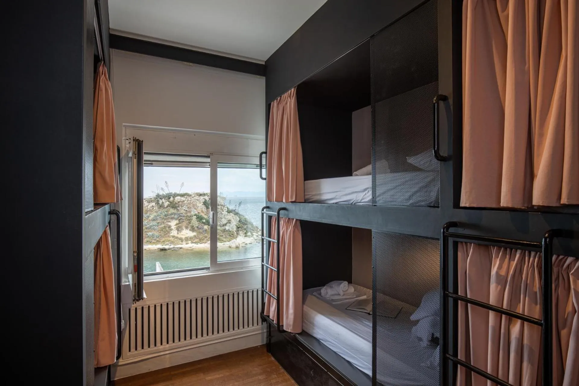 bunk bed, Bed in BEDWAVE Seaside Mansion