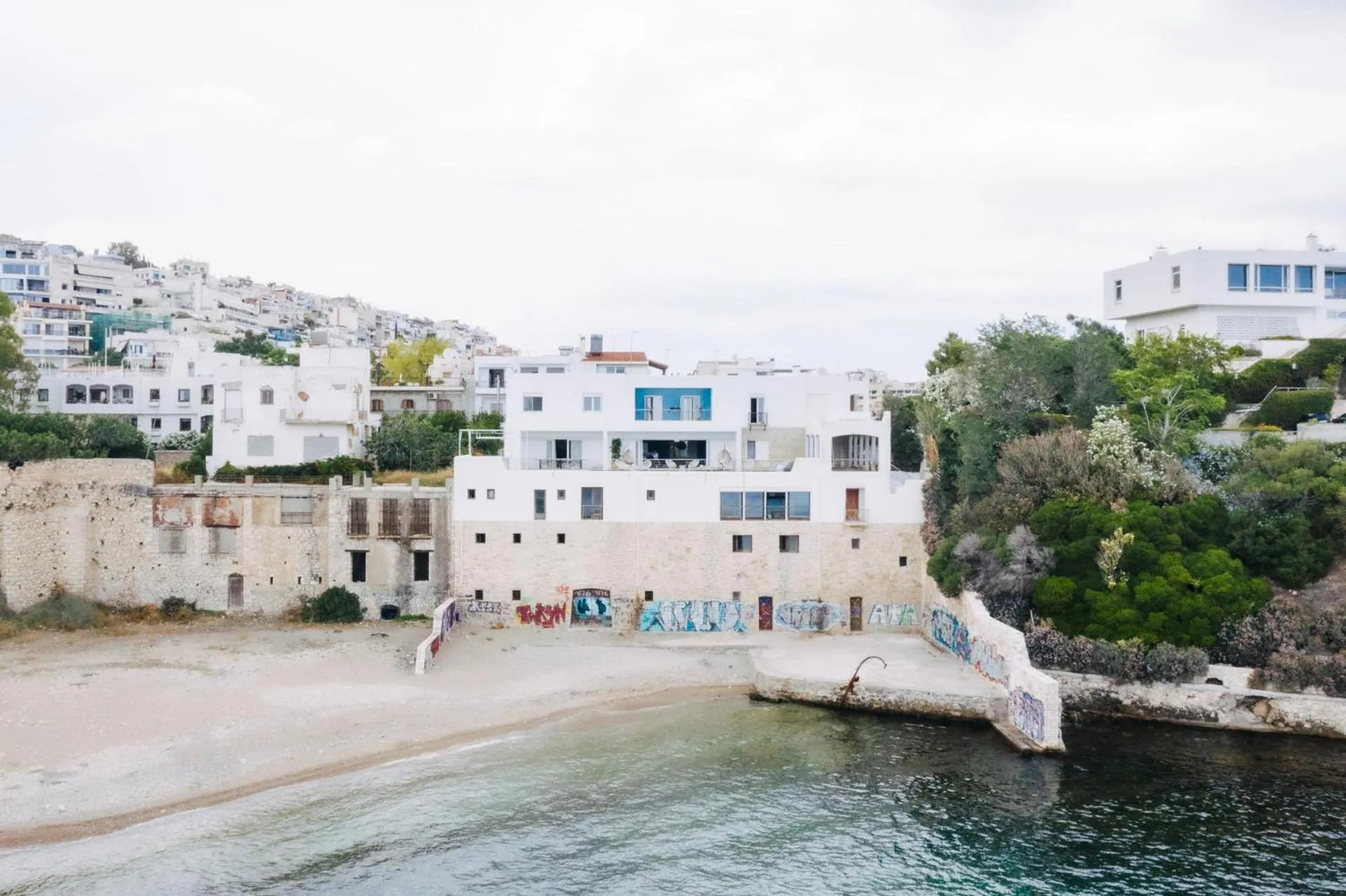 BEDWAVE Seaside Mansion