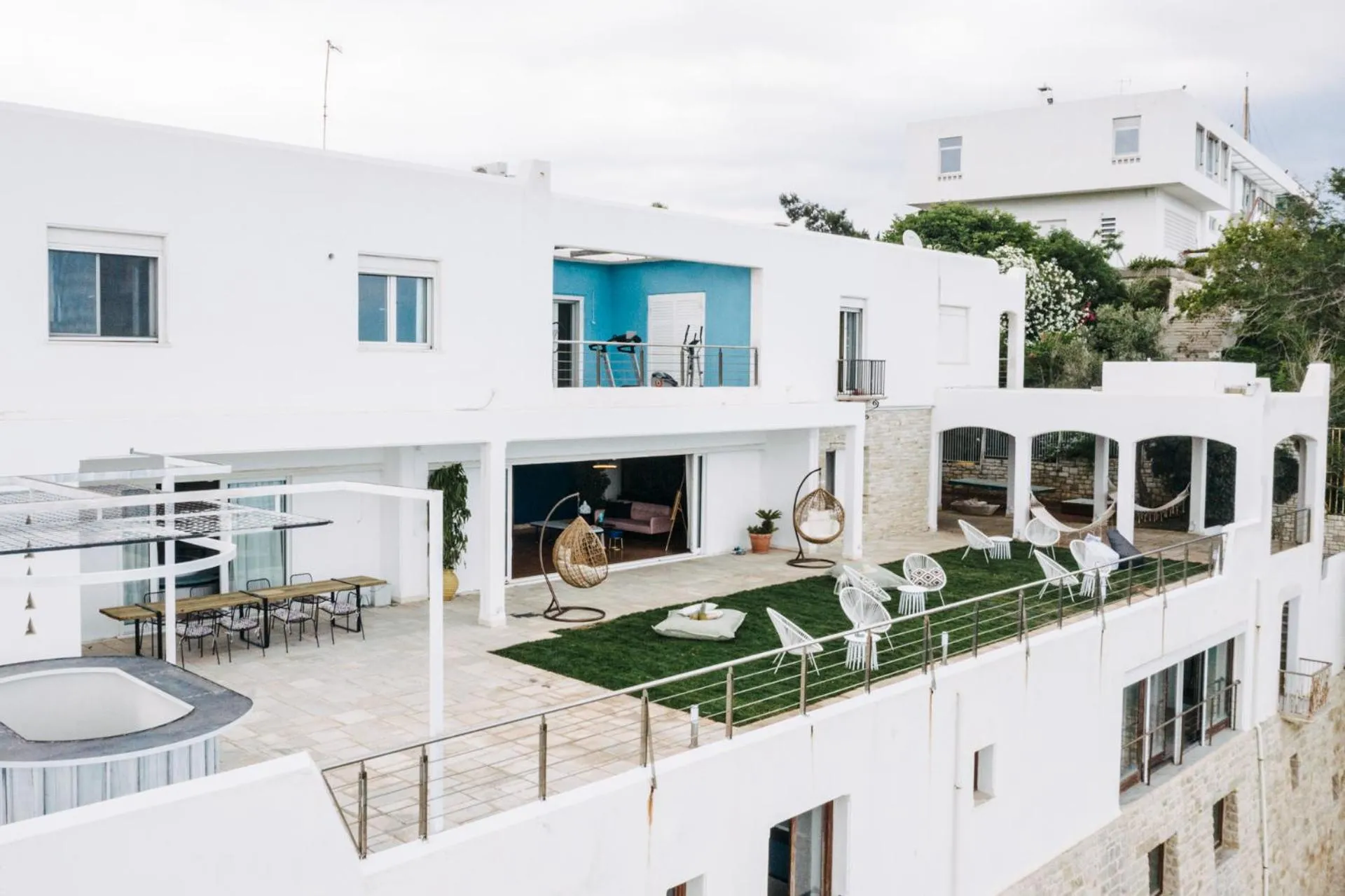 BEDWAVE Seaside Mansion