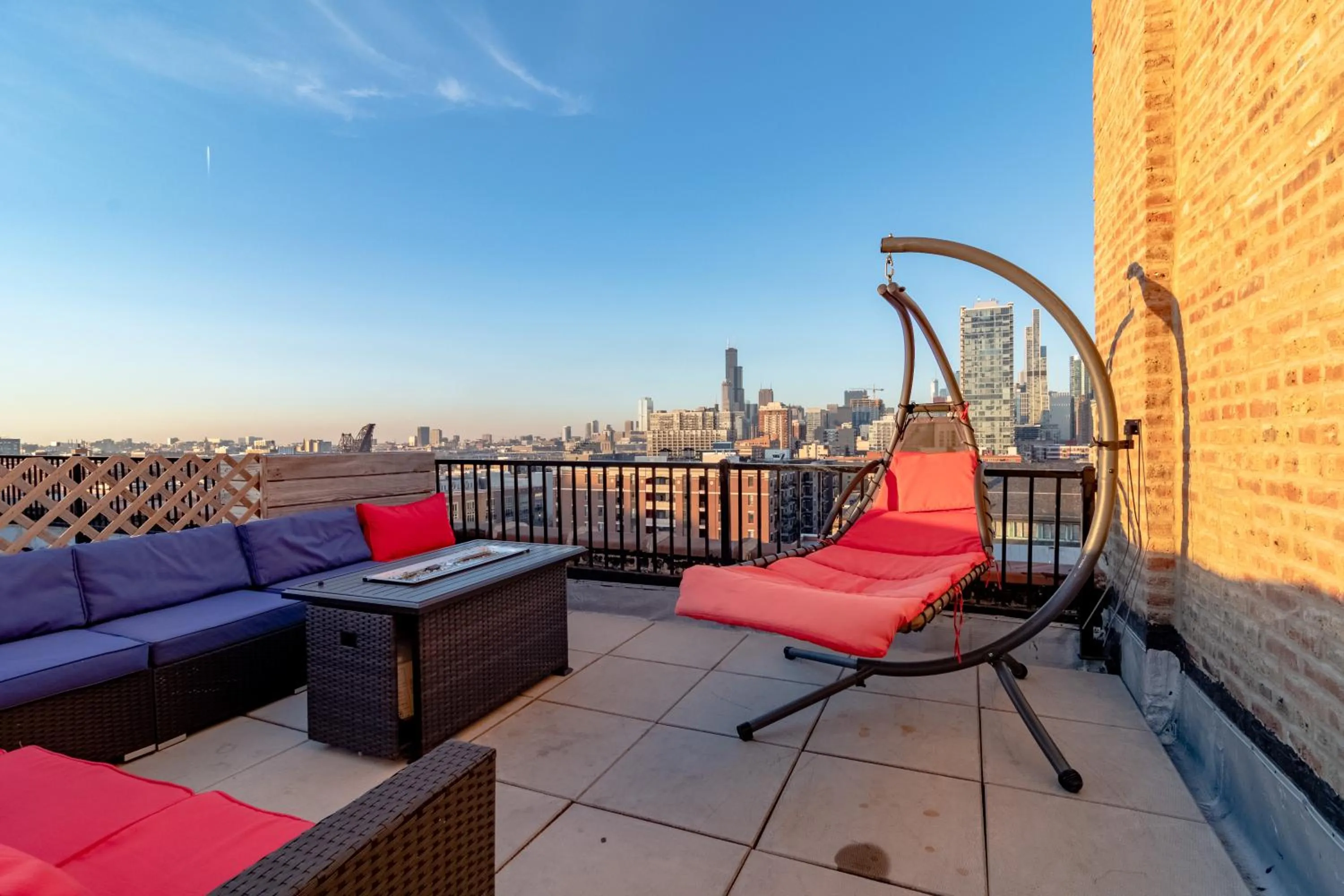 McCormick Place 3BR Luxury Penthouse Duplex with Personal Rooftop and Optional Parking for 8 guests in Chicago South Loop