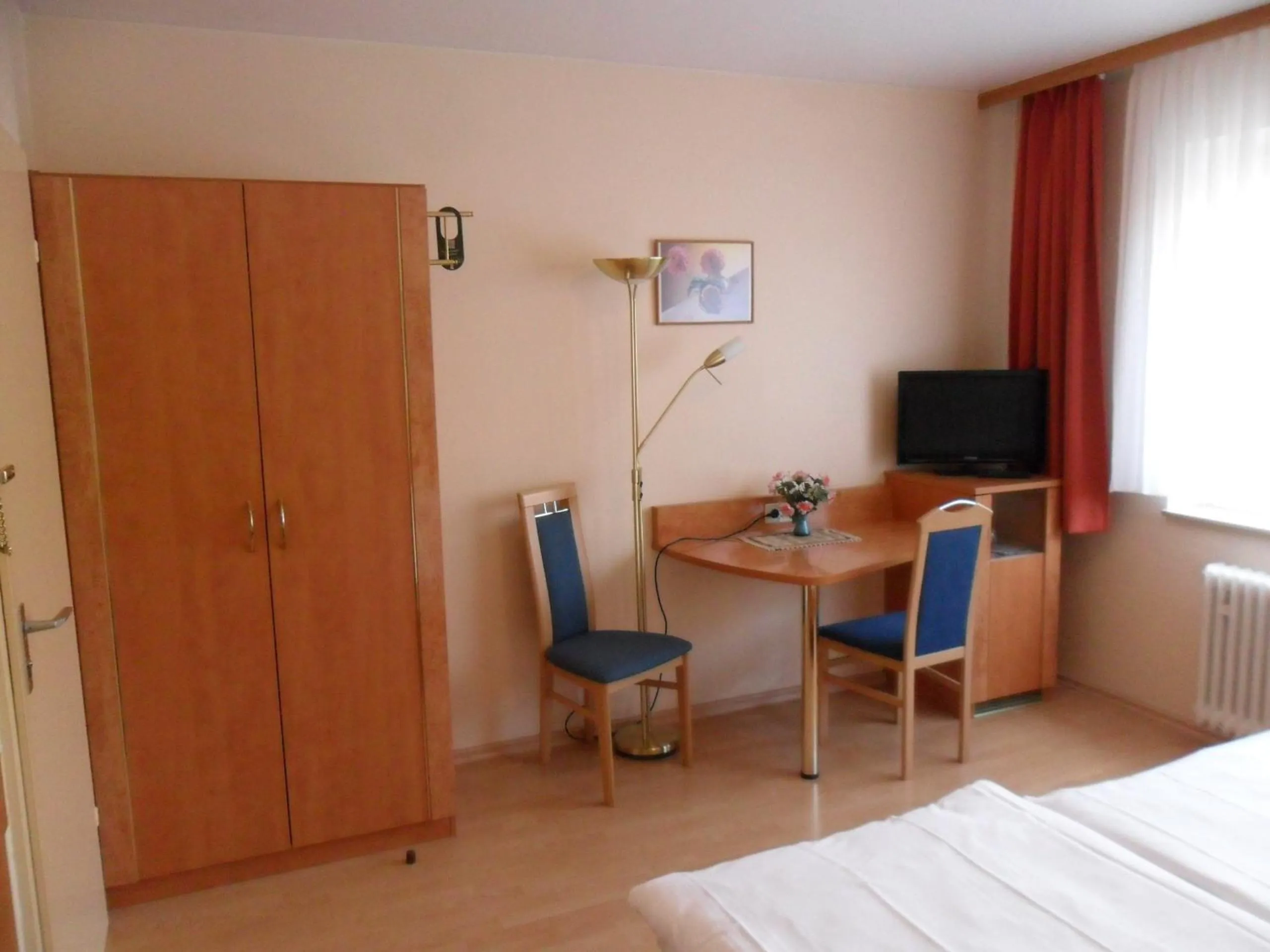 Seating area, Bed in Hotel Europa Pforzheim