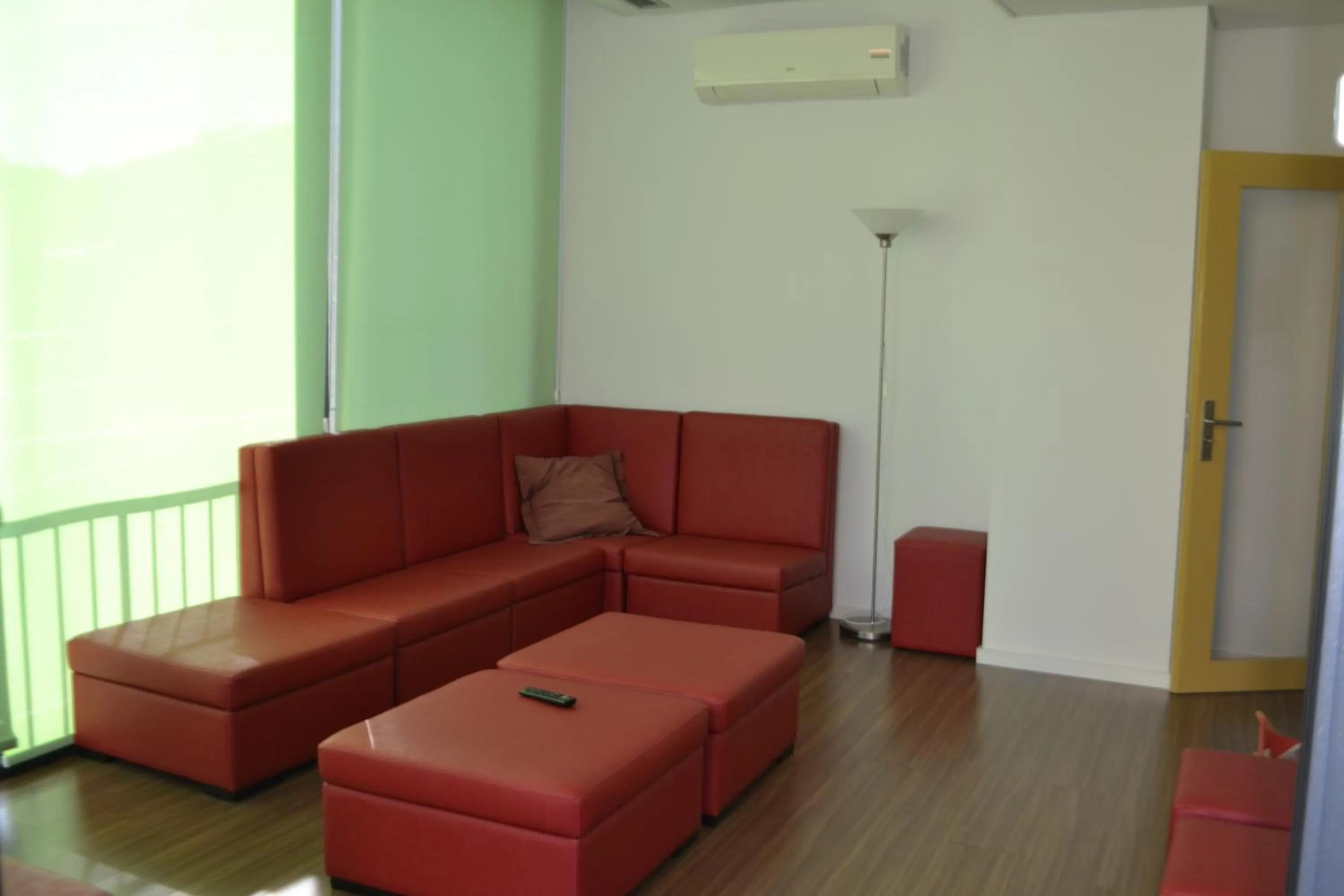 Communal lounge/ TV room in Hotel Comércio