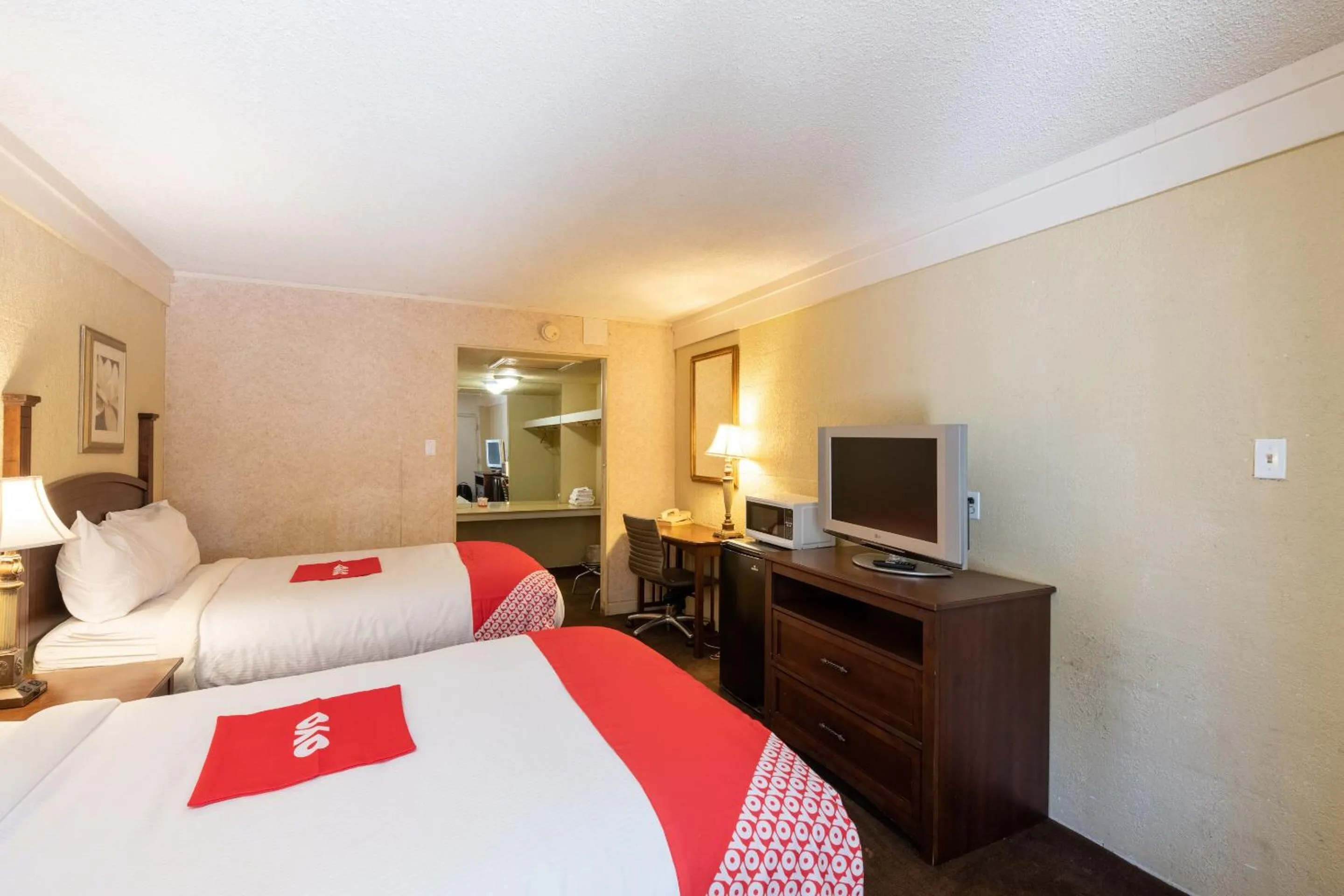 Bedroom, TV/Entertainment Center in Hotel O Bay City, TX-35