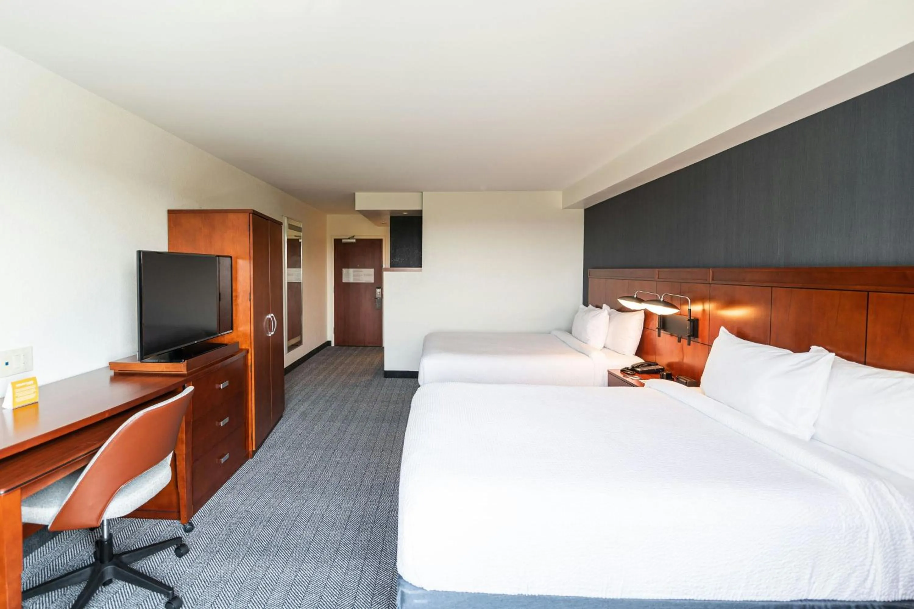 Photo of the whole room, Bed in Courtyard by Marriott Philadelphia Springfield