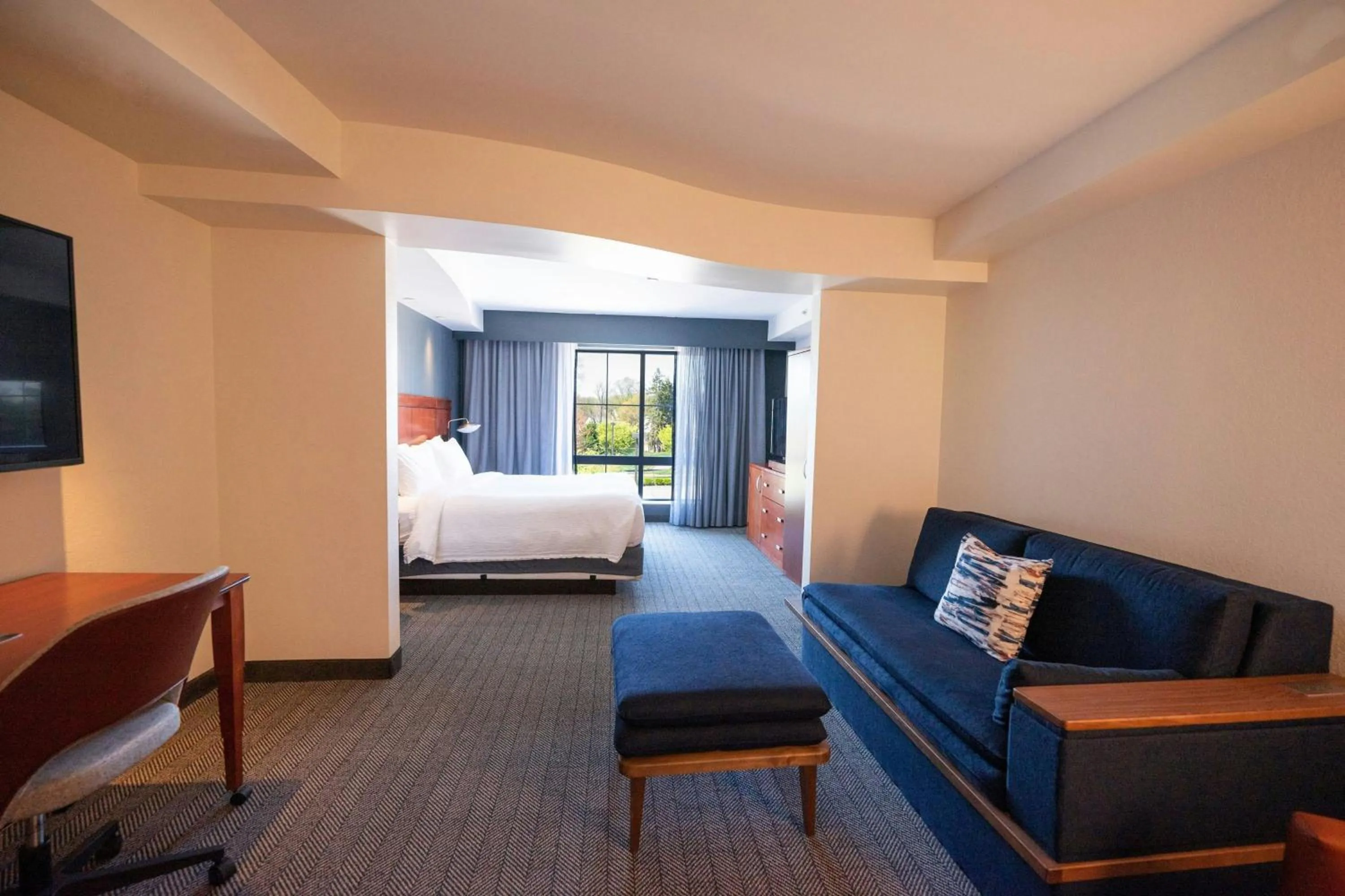 Photo of the whole room, Bed in Courtyard by Marriott Philadelphia Springfield