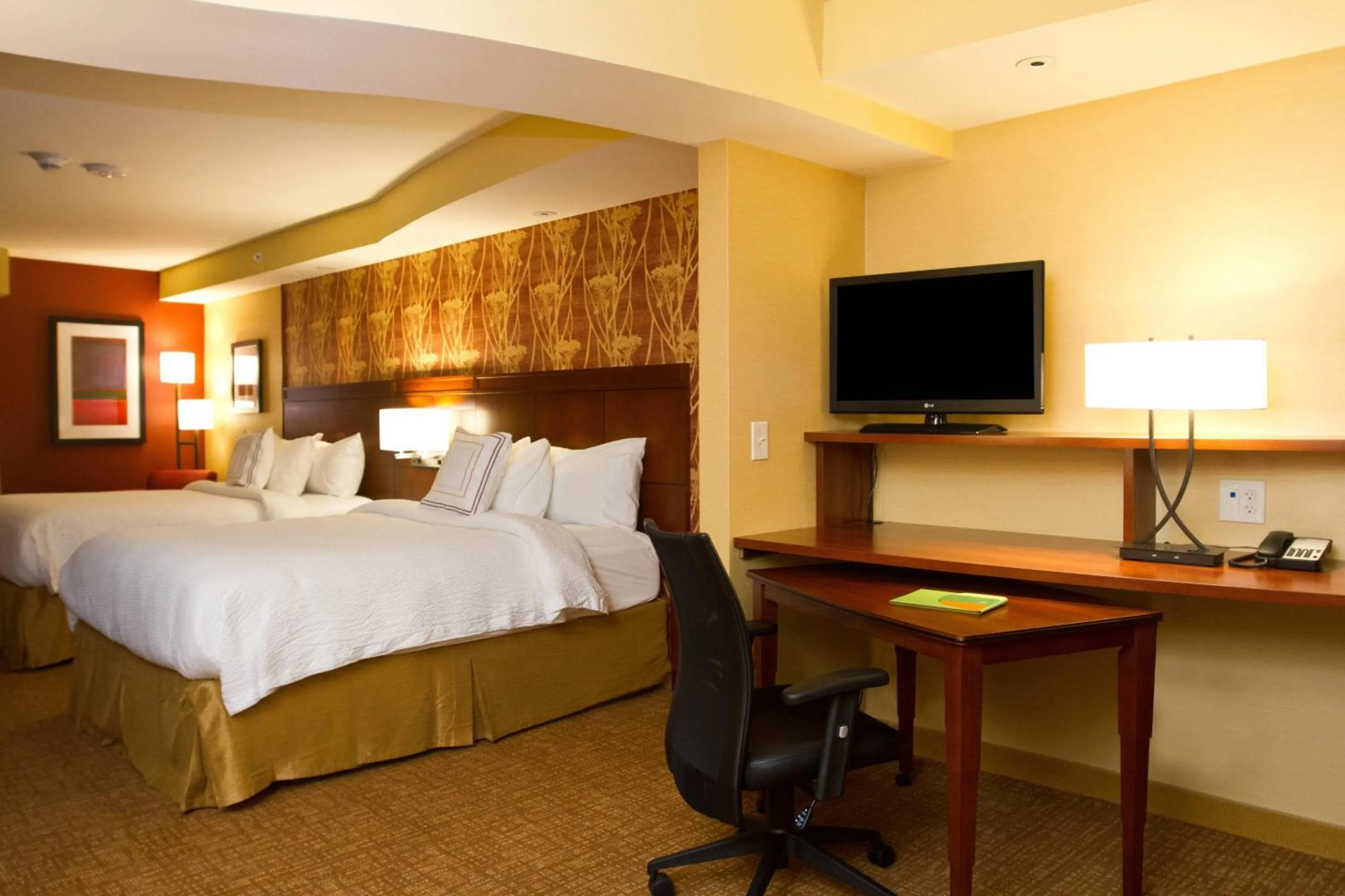 Photo of the whole room, Bed in Courtyard by Marriott Philadelphia Springfield